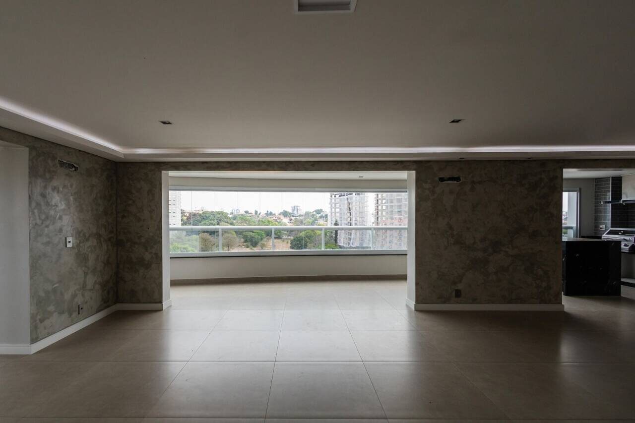 Trezentos e quarenta metros em andar alto, no Edifício Luxor