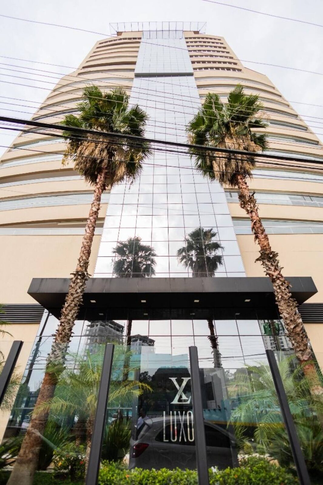 Trezentos e quarenta metros em andar alto, no Edifício Luxor