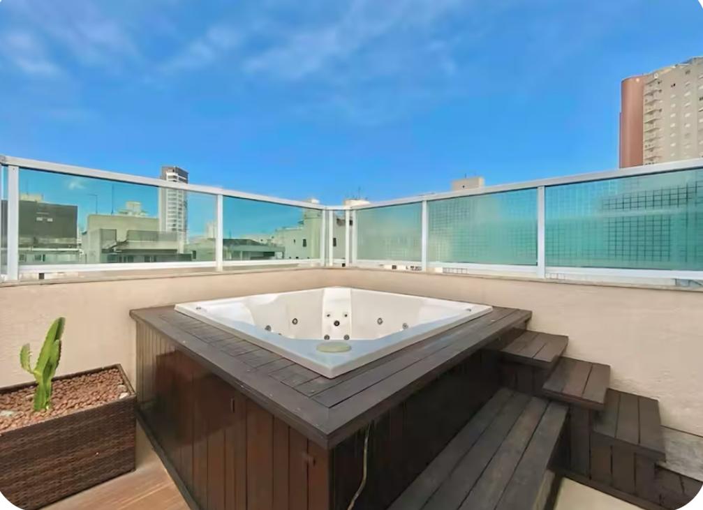 Pendthouse Sofisticado com Suíte Master, Hidromassagem e Rooftop Gourmet em Bertioga