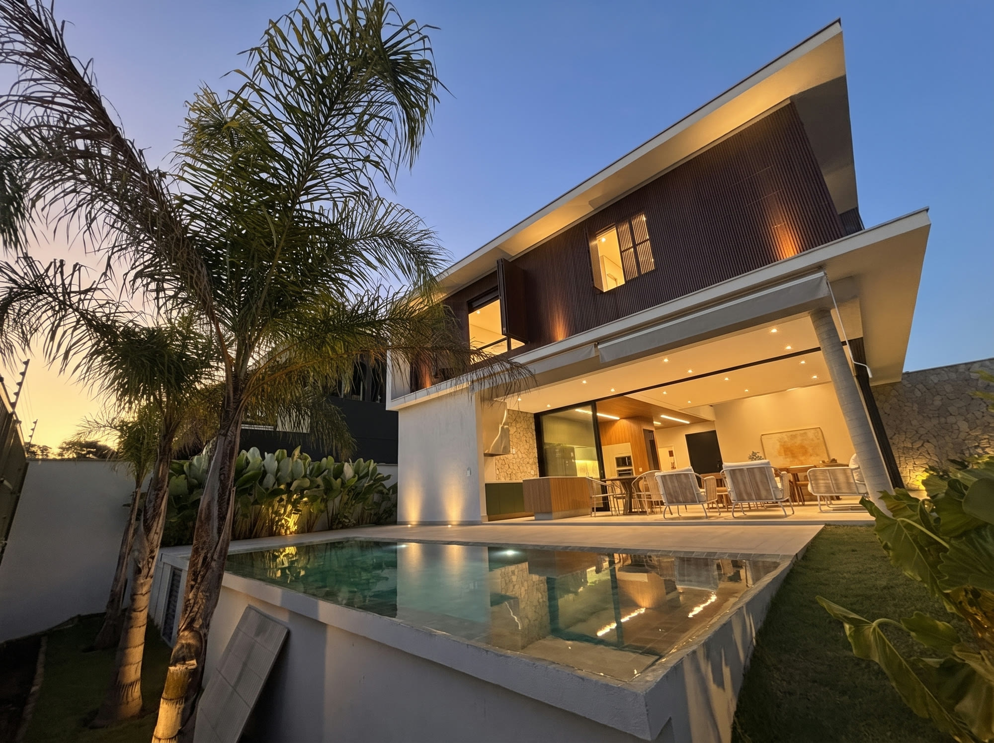 Casa de Alto Padrão — Alphaville Nova Esplanada 4 — 4 Suítes · Piscina de Borda Infinita