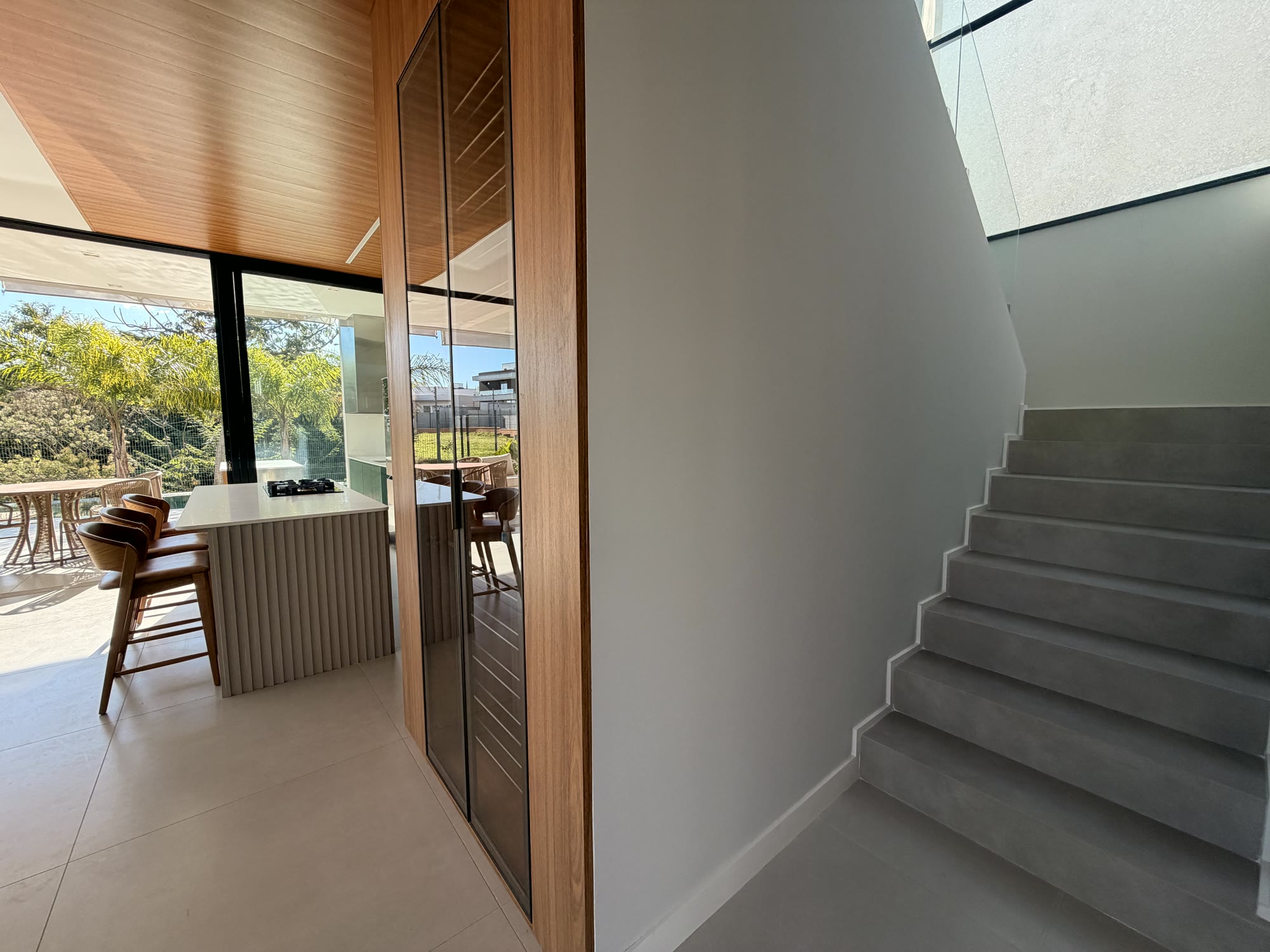 Casa de Alto Padrão — Alphaville Nova Esplanada 4 — 4 Suítes · Piscina de Borda Infinita