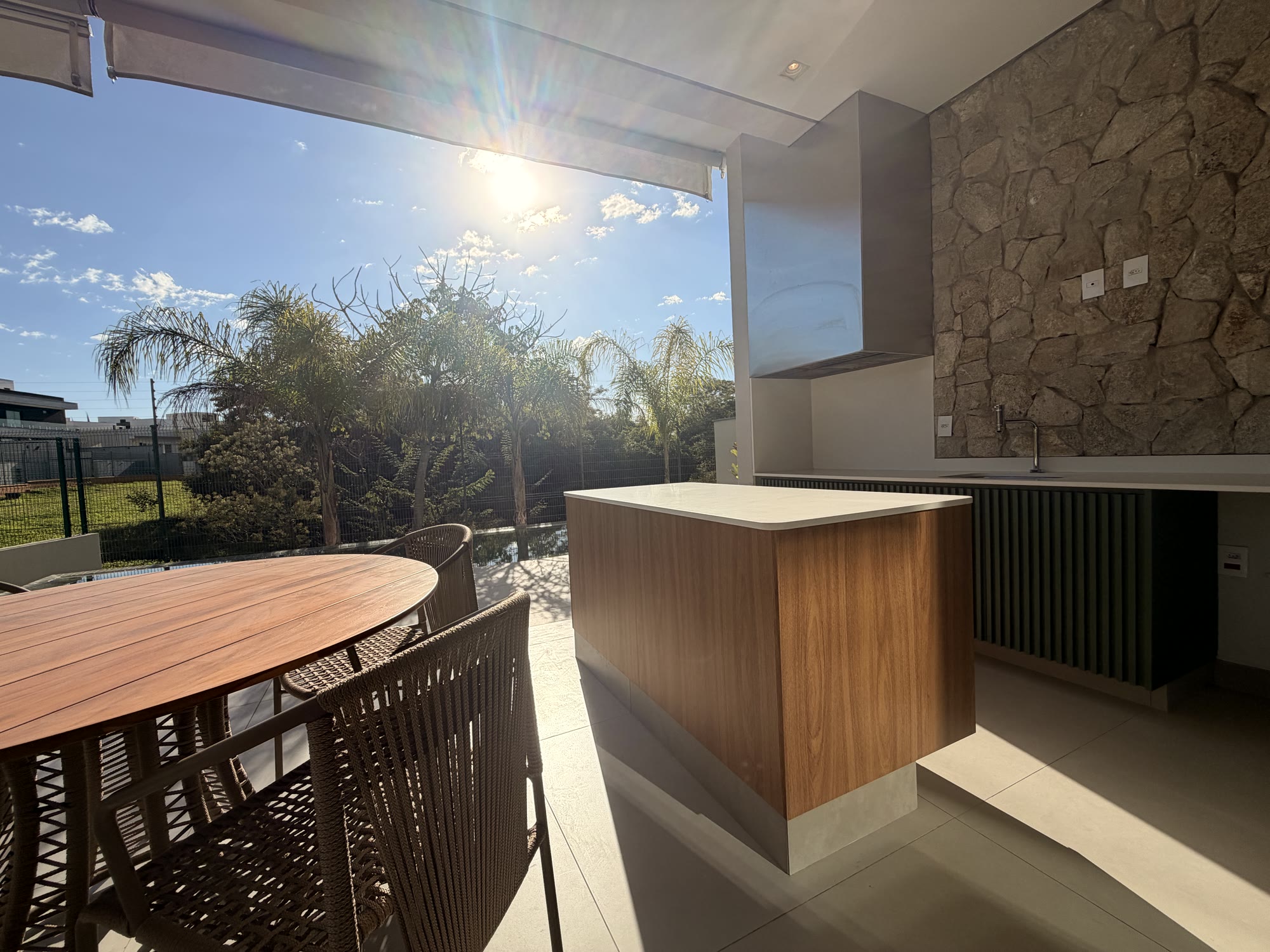 Casa de Alto Padrão — Alphaville Nova Esplanada 4 — 4 Suítes · Piscina de Borda Infinita