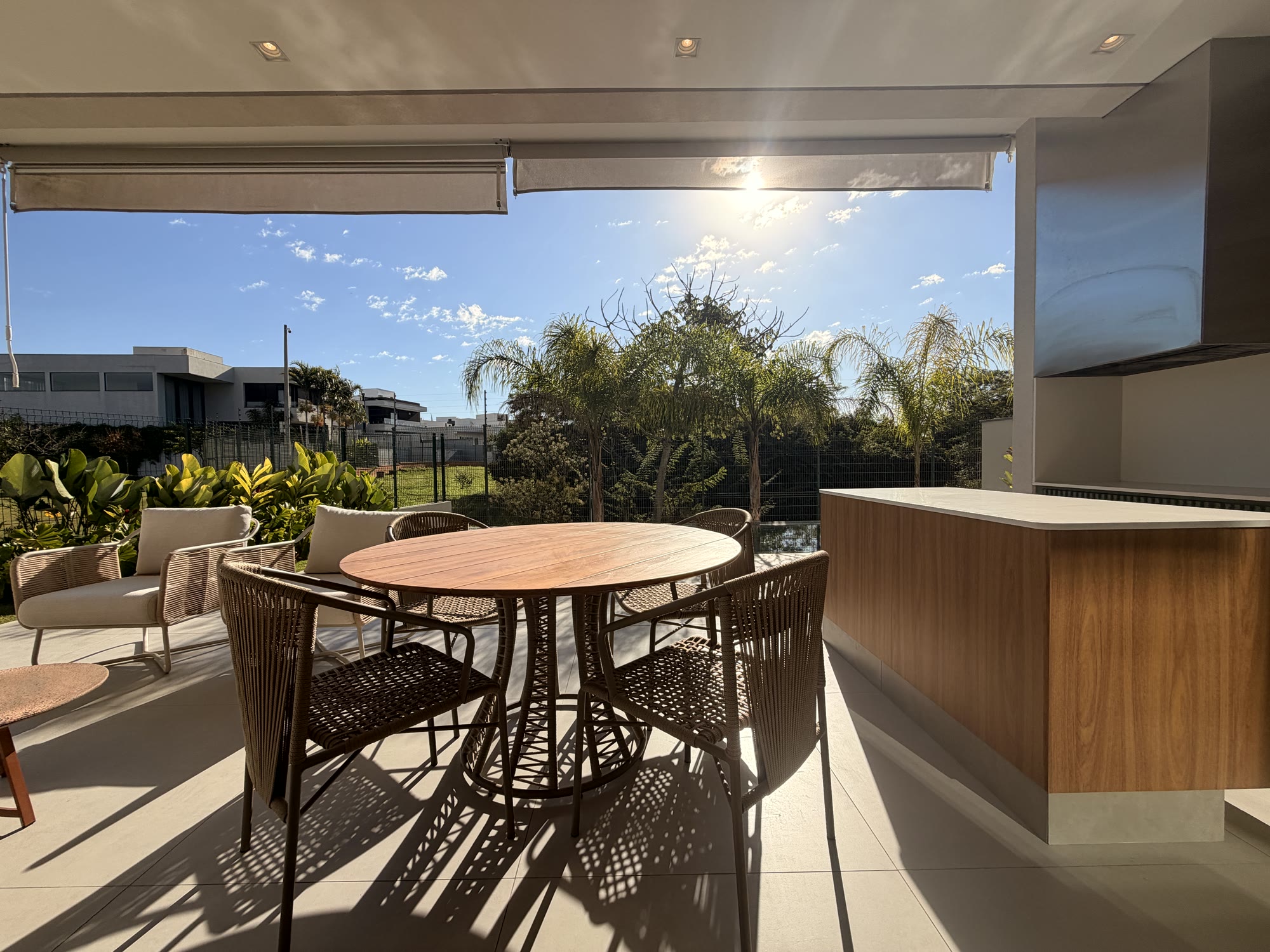 Casa de Alto Padrão — Alphaville Nova Esplanada 4 — 4 Suítes · Piscina de Borda Infinita