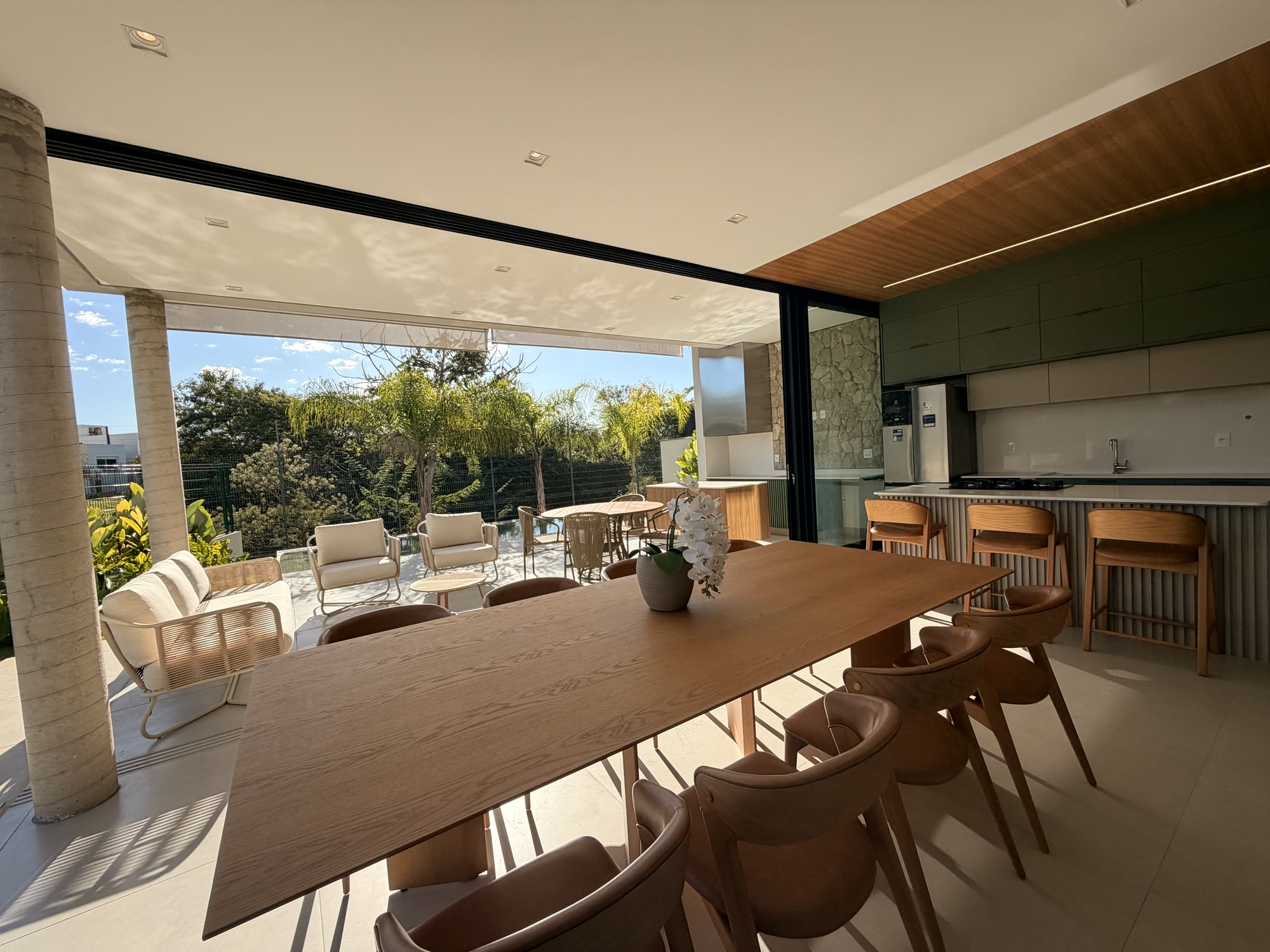 Casa de Alto Padrão — Alphaville Nova Esplanada 4 — 4 Suítes · Piscina de Borda Infinita