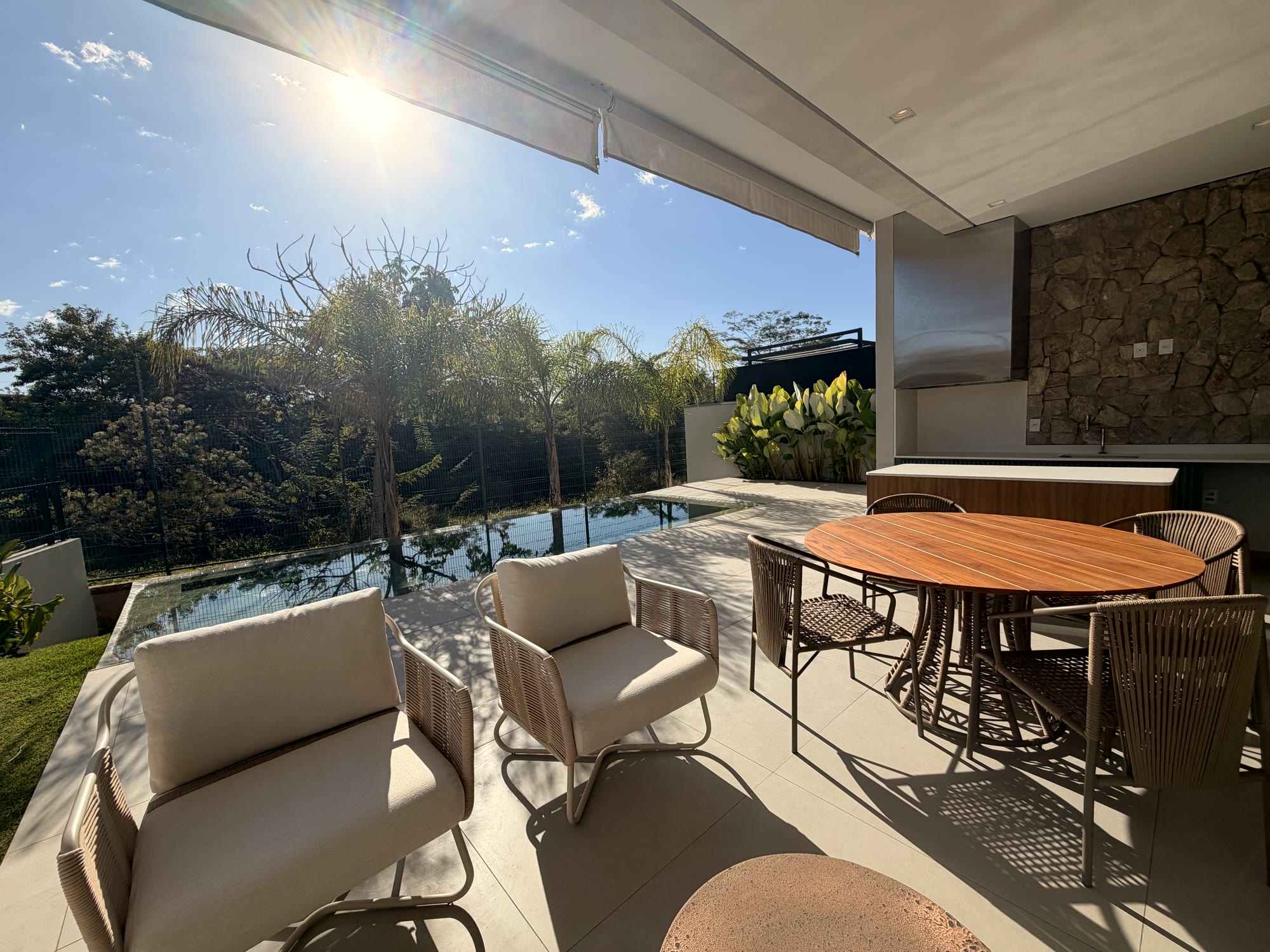 Casa de Alto Padrão — Alphaville Nova Esplanada 4 — 4 Suítes · Piscina de Borda Infinita