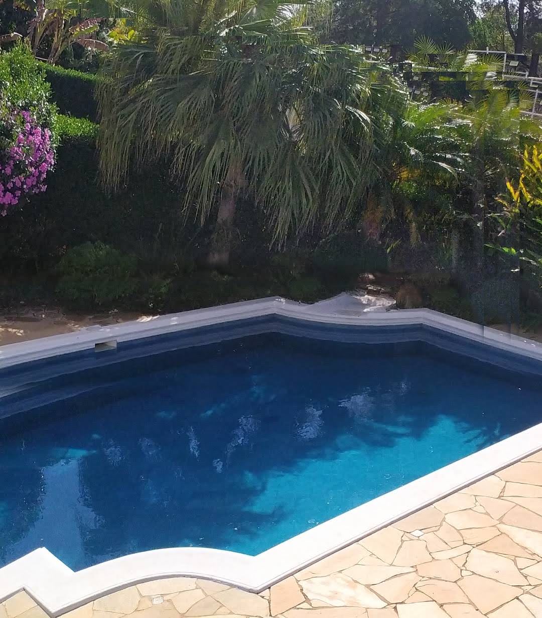 Casa no Lago Azul — jardim de inverno e piscina em condomínio de golfe