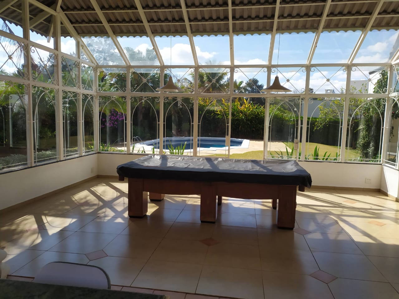 Casa no Lago Azul — jardim de inverno e piscina em condomínio de golfe