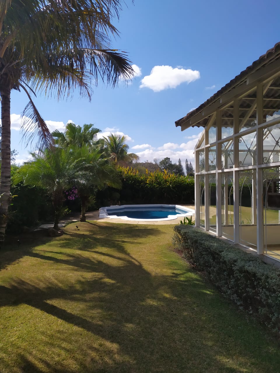 Casa no Lago Azul — jardim de inverno e piscina em condomínio de golfe