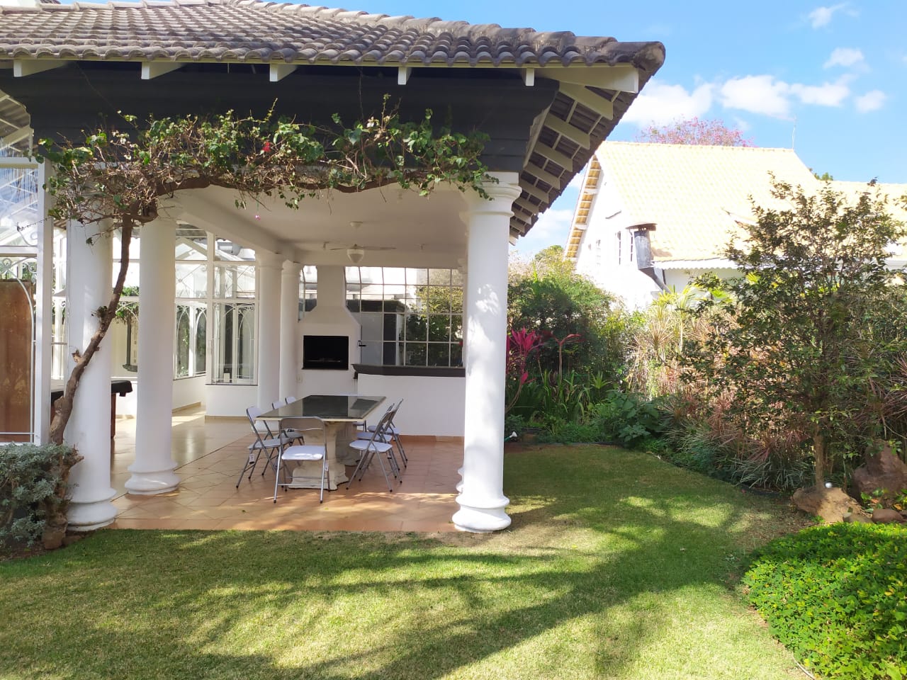Casa no Lago Azul — jardim de inverno e piscina em condomínio de golfe