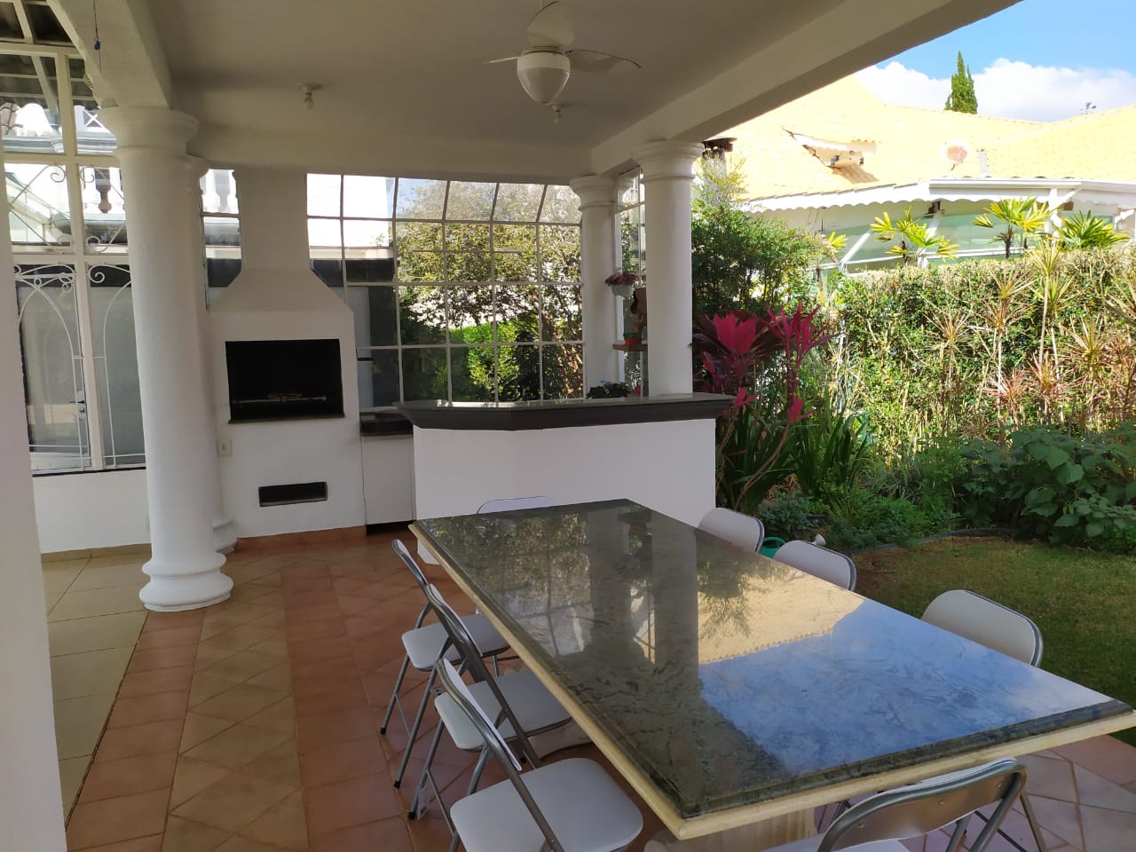 Casa no Lago Azul — jardim de inverno e piscina em condomínio de golfe