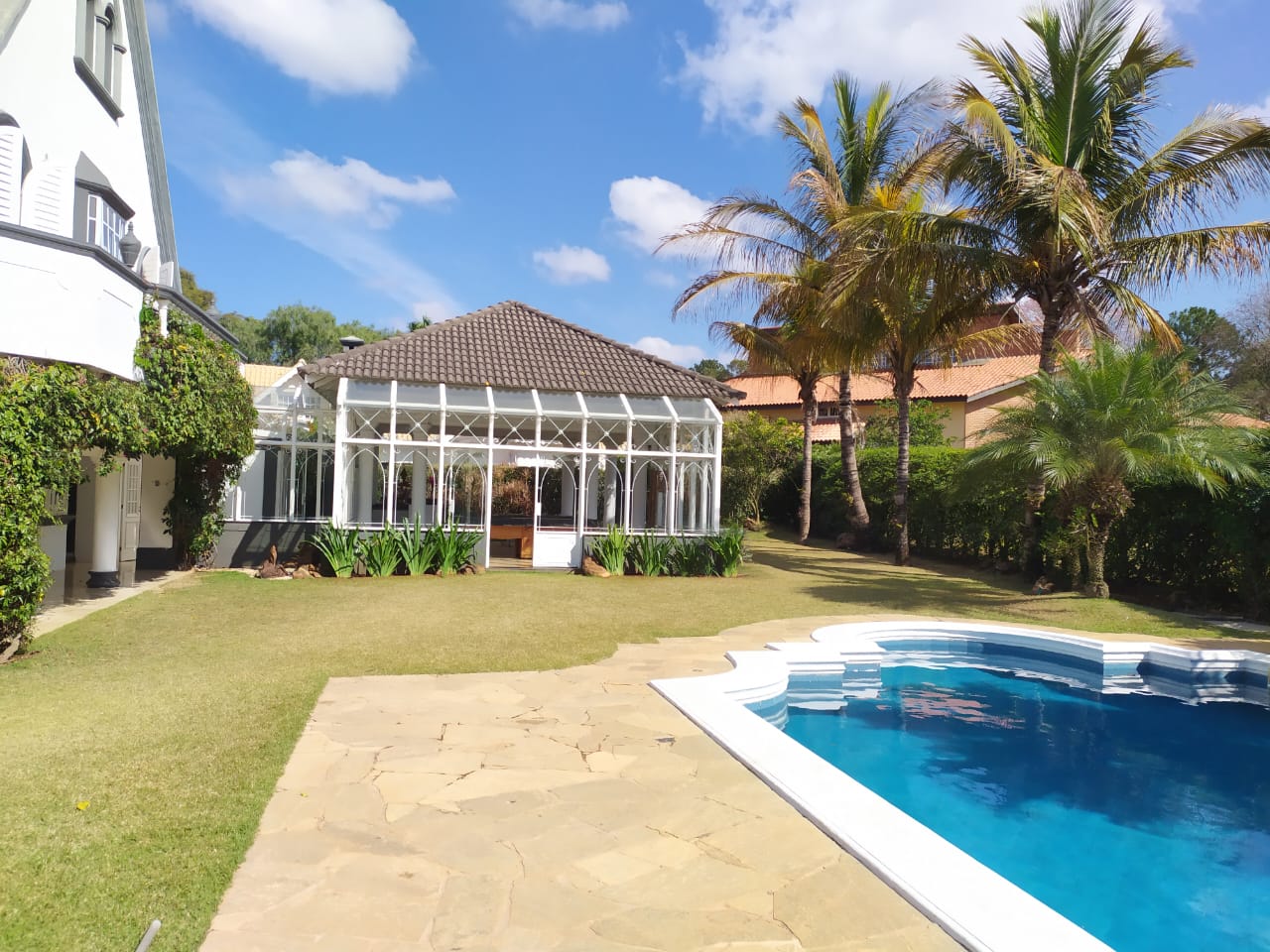 Casa no Lago Azul — jardim de inverno e piscina em condomínio de golfe