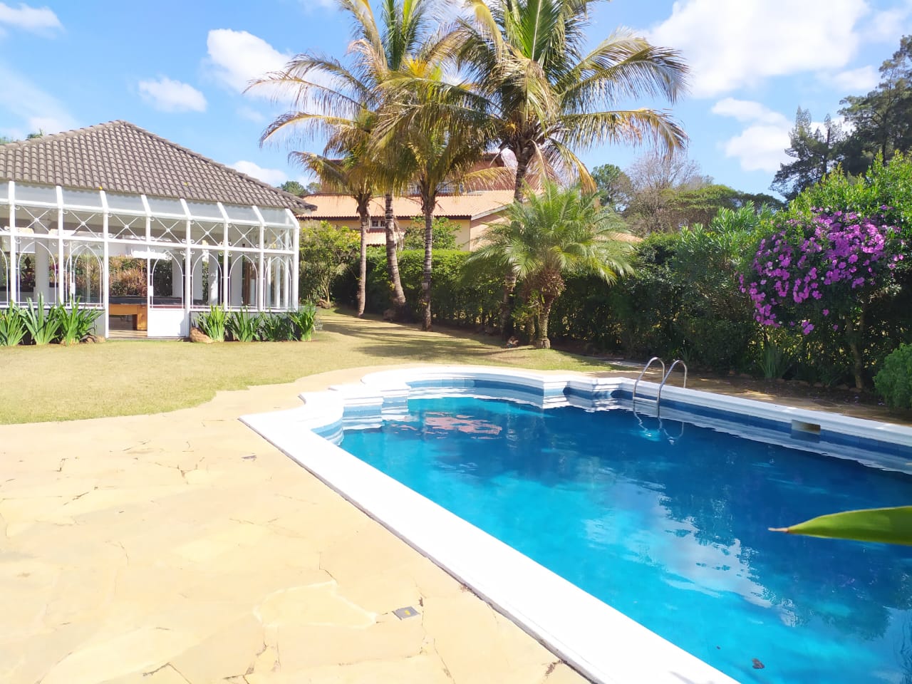 Casa no Lago Azul — jardim de inverno e piscina em condomínio de golfe