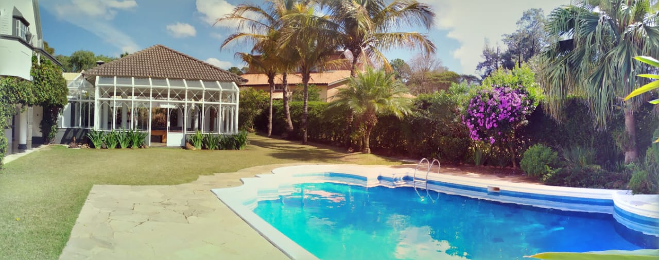 Casa no Lago Azul — jardim de inverno e piscina em condomínio de golfe