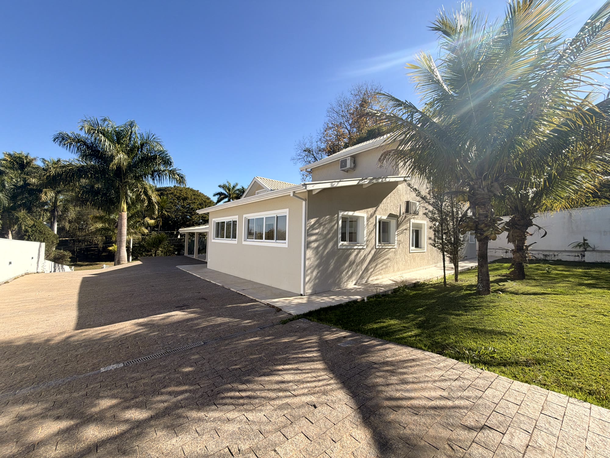 Casa de Alto Padrão — Condomínio Chácaras Santa Maria — 2.500 m² · 5 Suítes · Piscina Aquecida