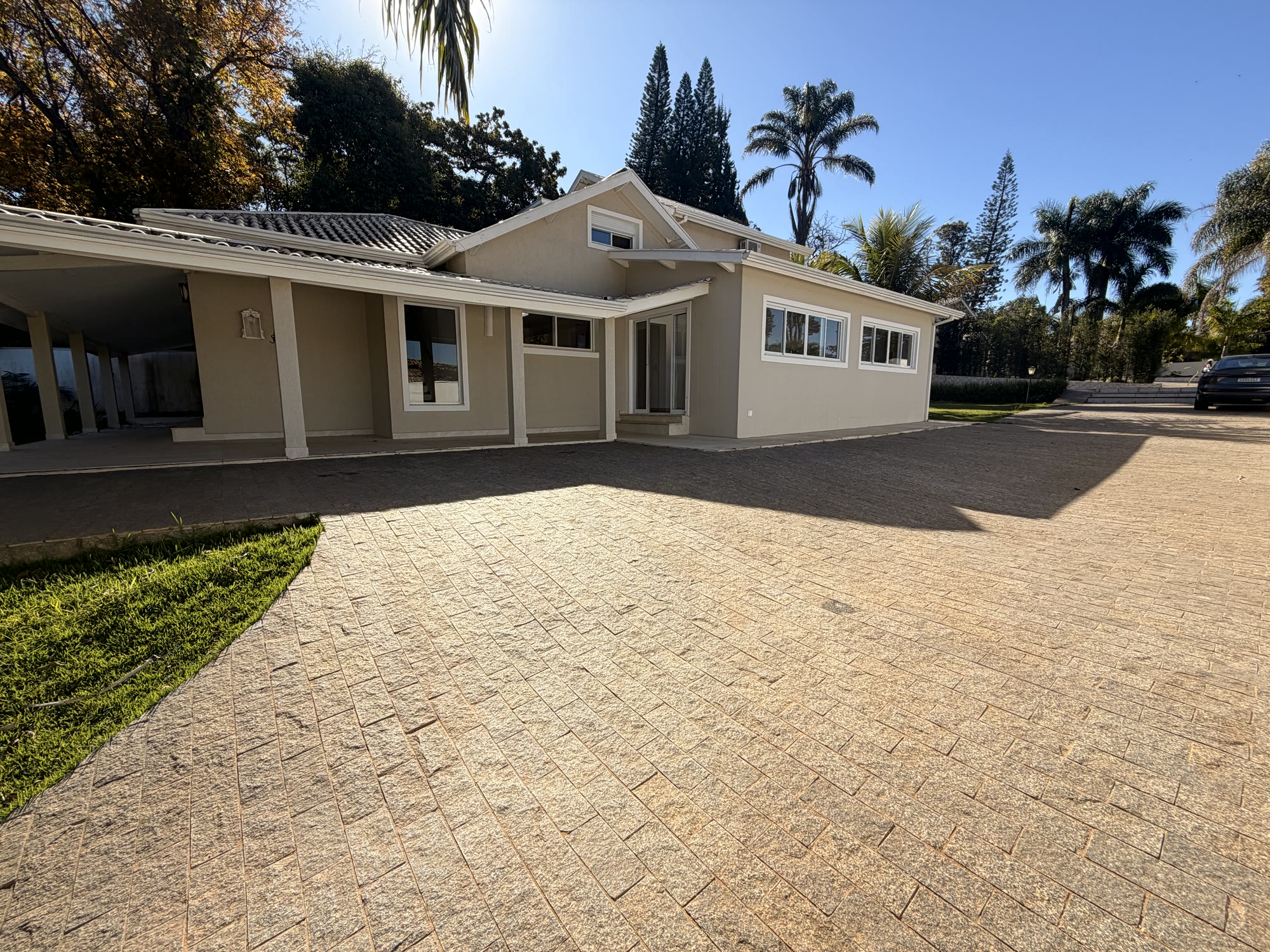 Casa de Alto Padrão — Condomínio Chácaras Santa Maria — 2.500 m² · 5 Suítes · Piscina Aquecida