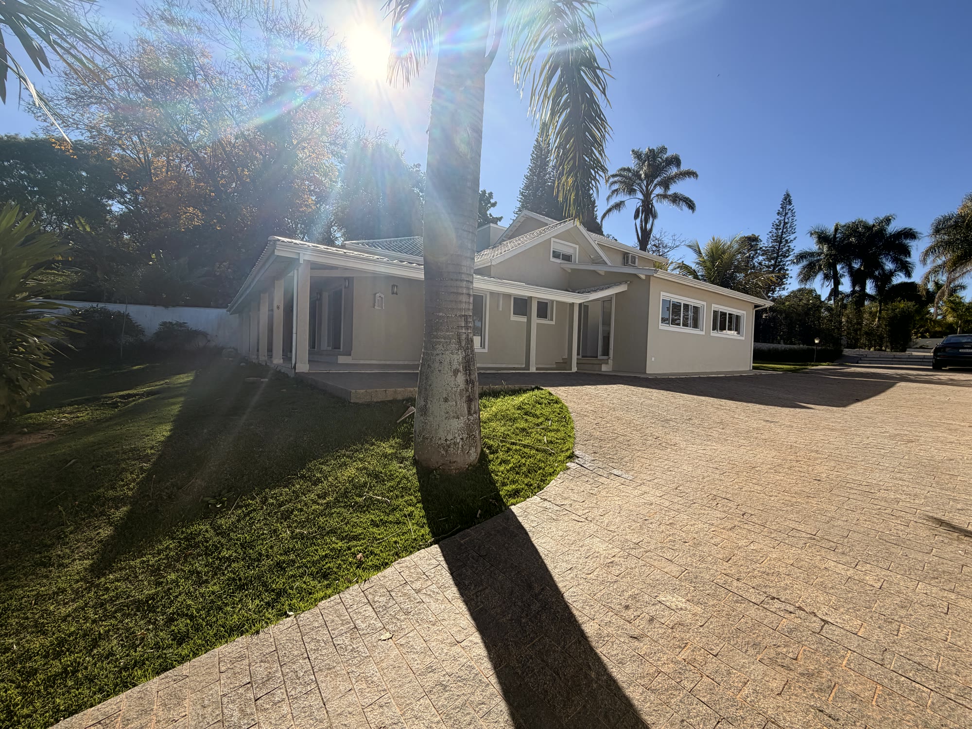 Casa de Alto Padrão — Condomínio Chácaras Santa Maria — 2.500 m² · 5 Suítes · Piscina Aquecida