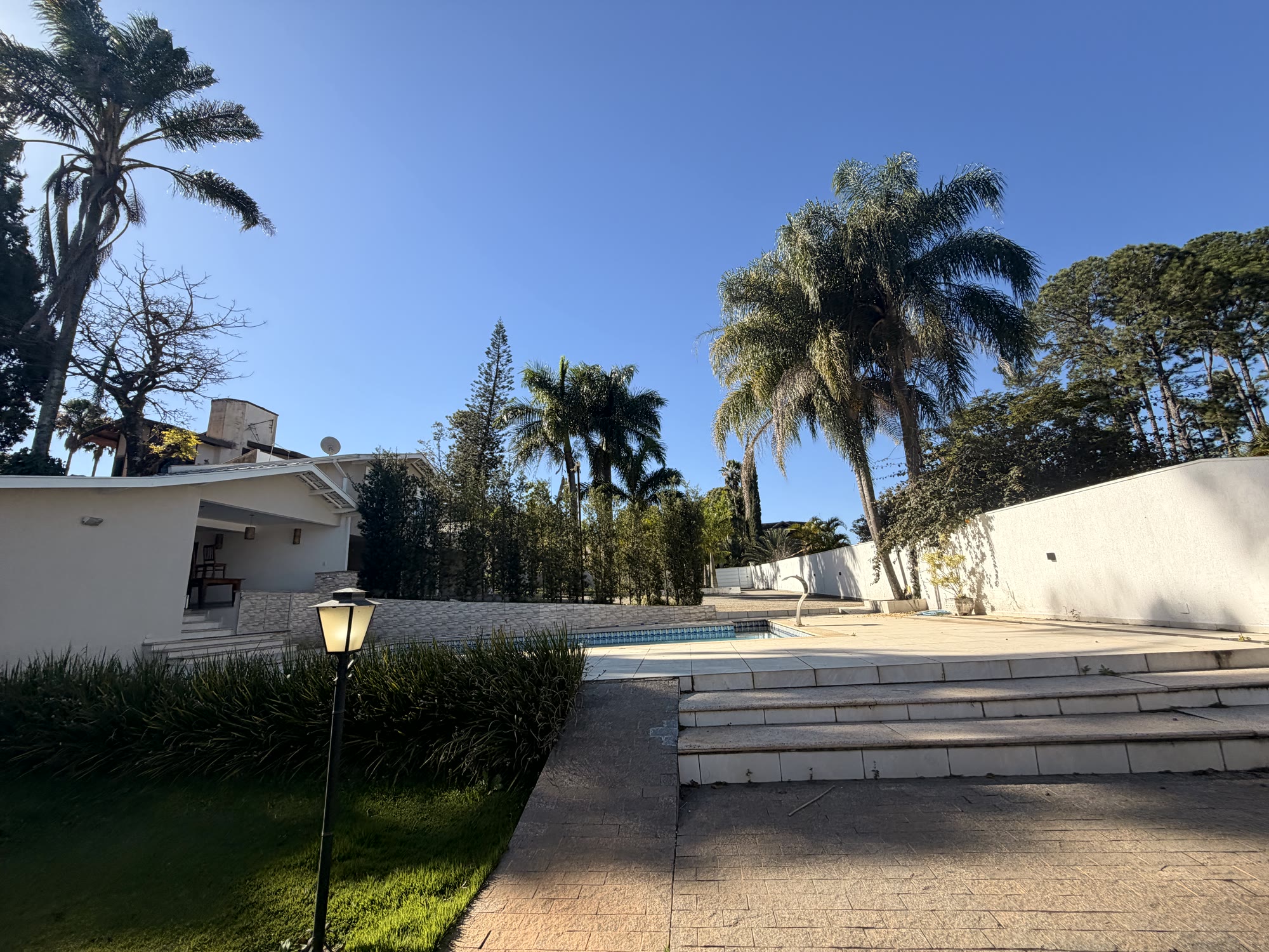 Casa de Alto Padrão — Condomínio Chácaras Santa Maria — 2.500 m² · 5 Suítes · Piscina Aquecida