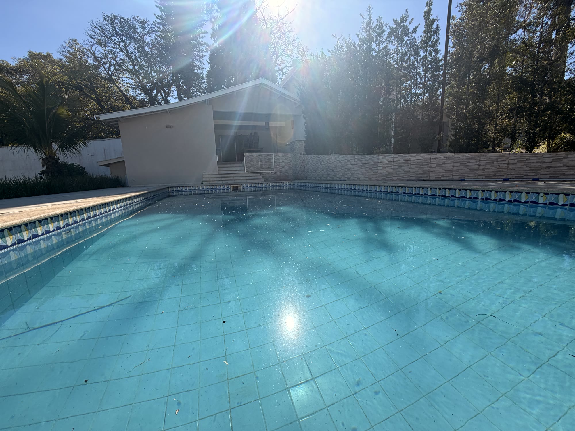 Casa de Alto Padrão — Condomínio Chácaras Santa Maria — 2.500 m² · 5 Suítes · Piscina Aquecida