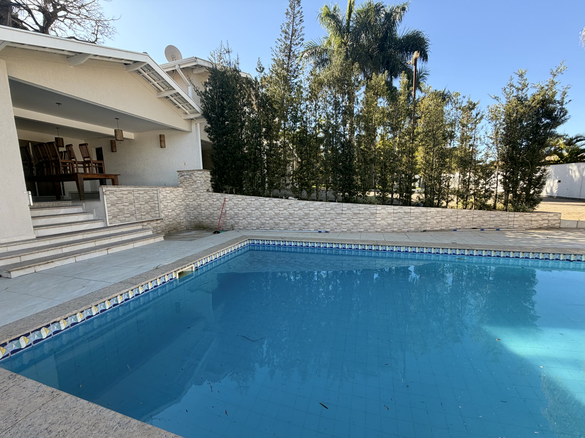 Casa de Alto Padrão — Condomínio Chácaras Santa Maria — 2.500 m² · 5 Suítes · Piscina Aquecida