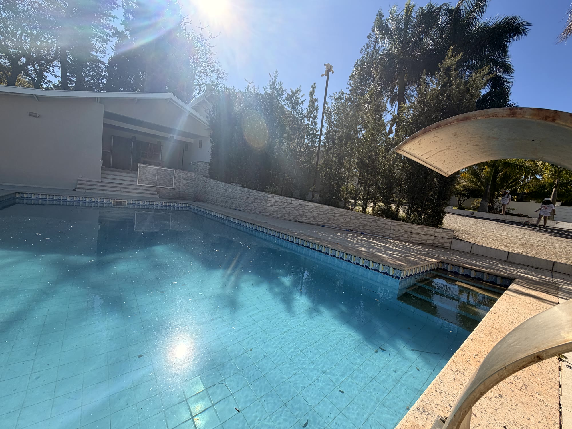 Casa de Alto Padrão — Condomínio Chácaras Santa Maria — 2.500 m² · 5 Suítes · Piscina Aquecida