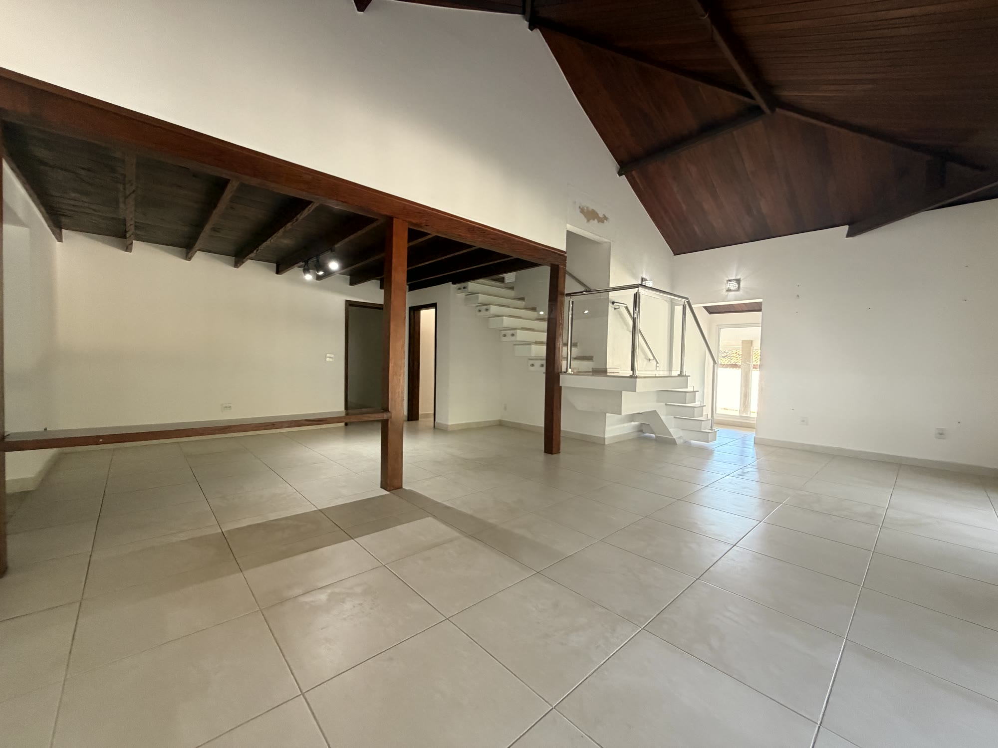 Casa de Alto Padrão — Condomínio Chácaras Santa Maria — 2.500 m² · 5 Suítes · Piscina Aquecida