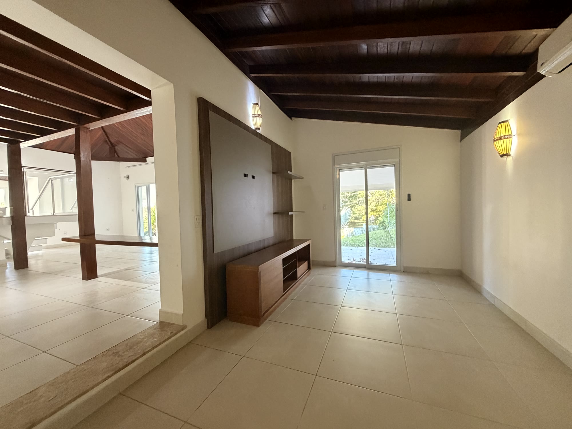 Casa de Alto Padrão — Condomínio Chácaras Santa Maria — 2.500 m² · 5 Suítes · Piscina Aquecida
