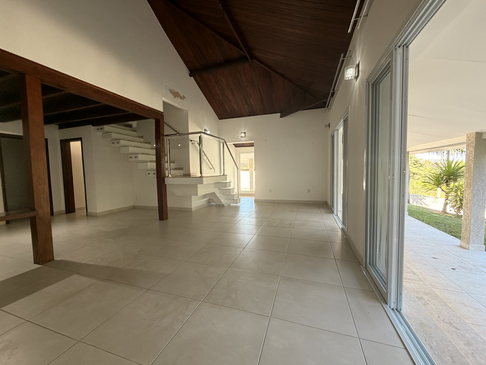 Casa de Alto Padrão — Condomínio Chácaras Santa Maria — 2.500 m² · 5 Suítes · Piscina Aquecida