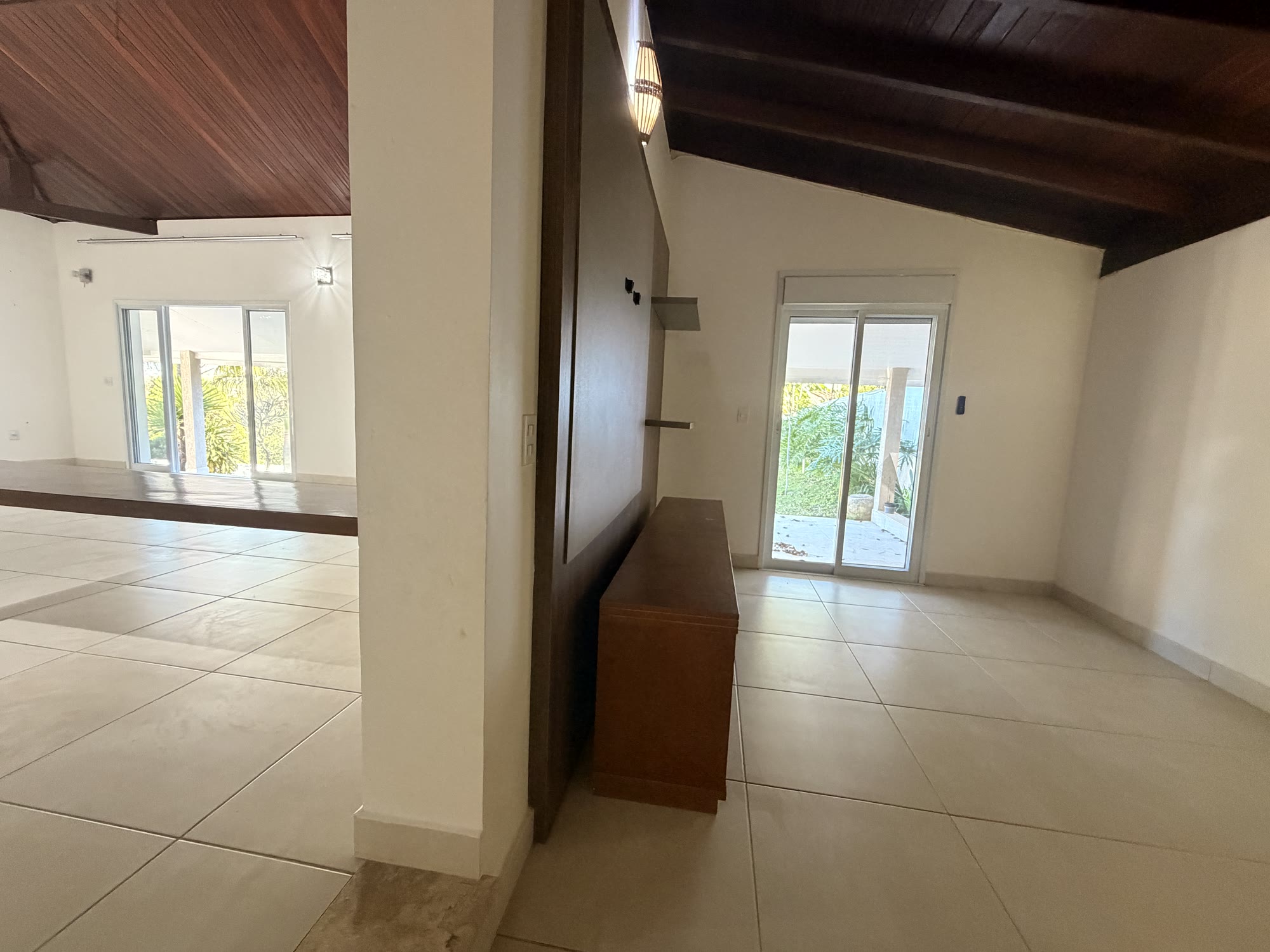 Casa de Alto Padrão — Condomínio Chácaras Santa Maria — 2.500 m² · 5 Suítes · Piscina Aquecida