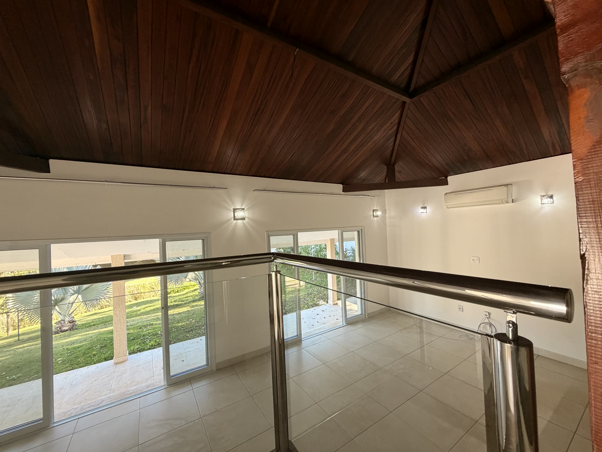 Casa de Alto Padrão — Condomínio Chácaras Santa Maria — 2.500 m² · 5 Suítes · Piscina Aquecida