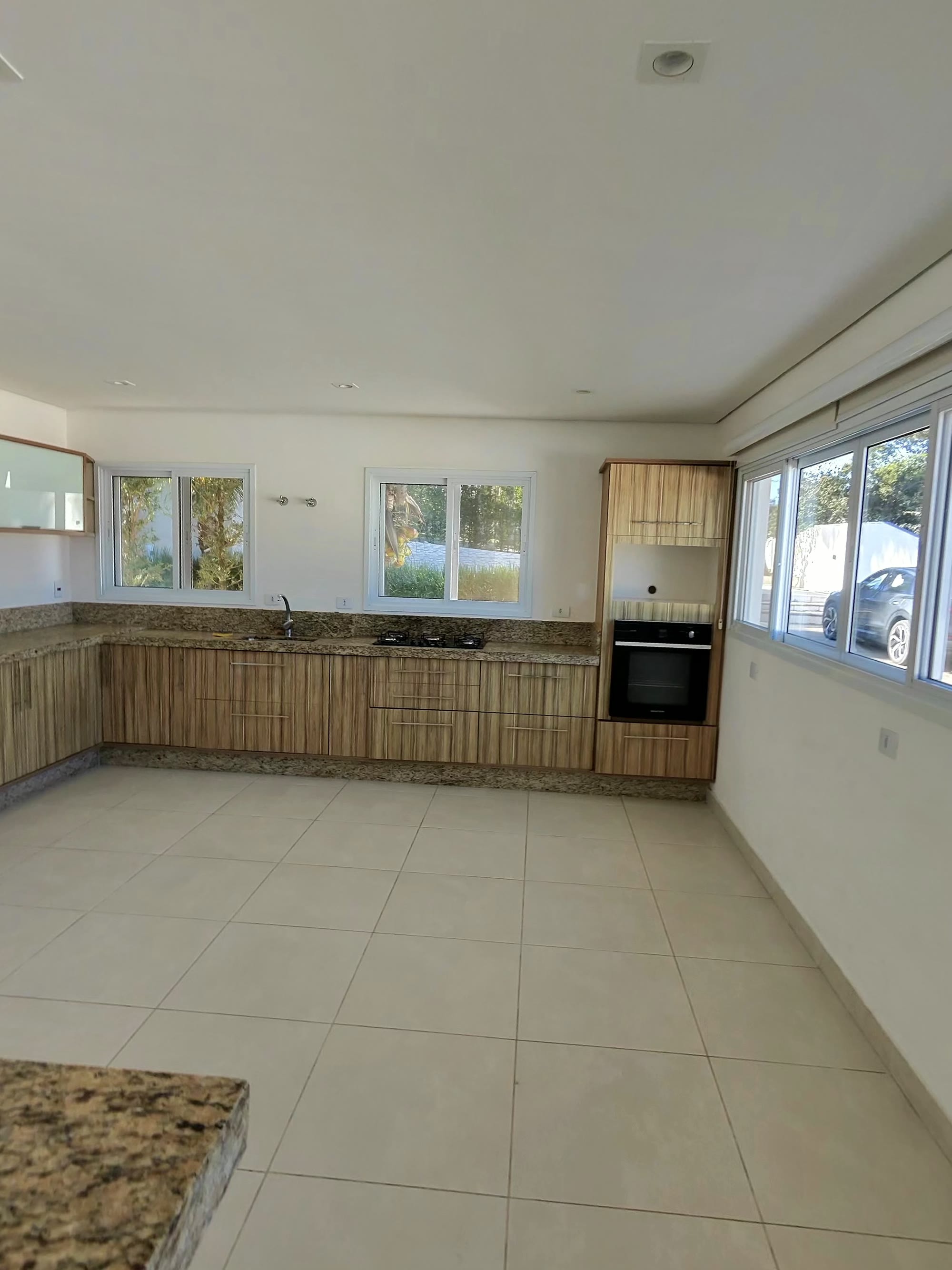 Casa de Alto Padrão — Condomínio Chácaras Santa Maria — 2.500 m² · 5 Suítes · Piscina Aquecida