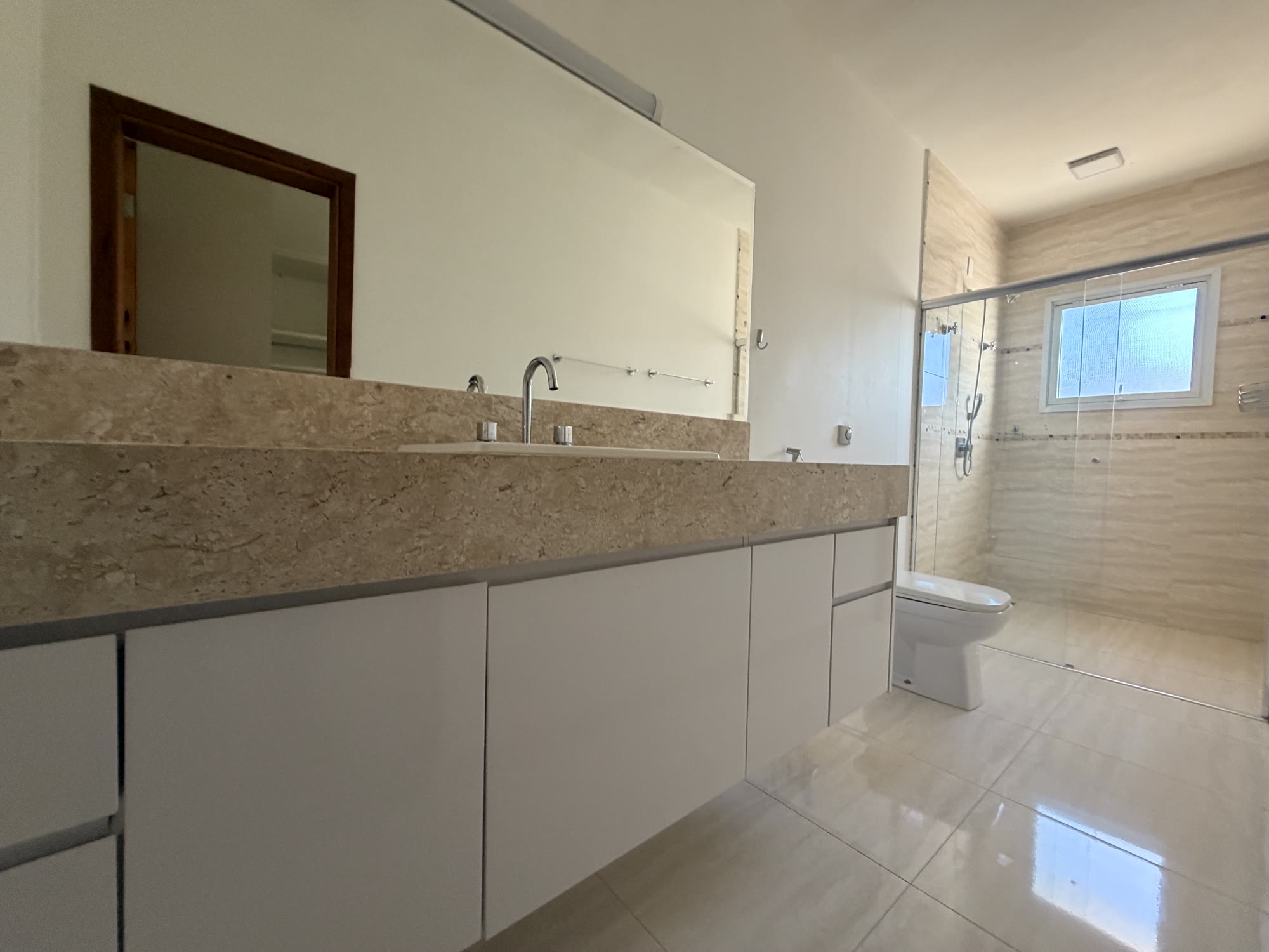 Casa de Alto Padrão — Condomínio Chácaras Santa Maria — 2.500 m² · 5 Suítes · Piscina Aquecida