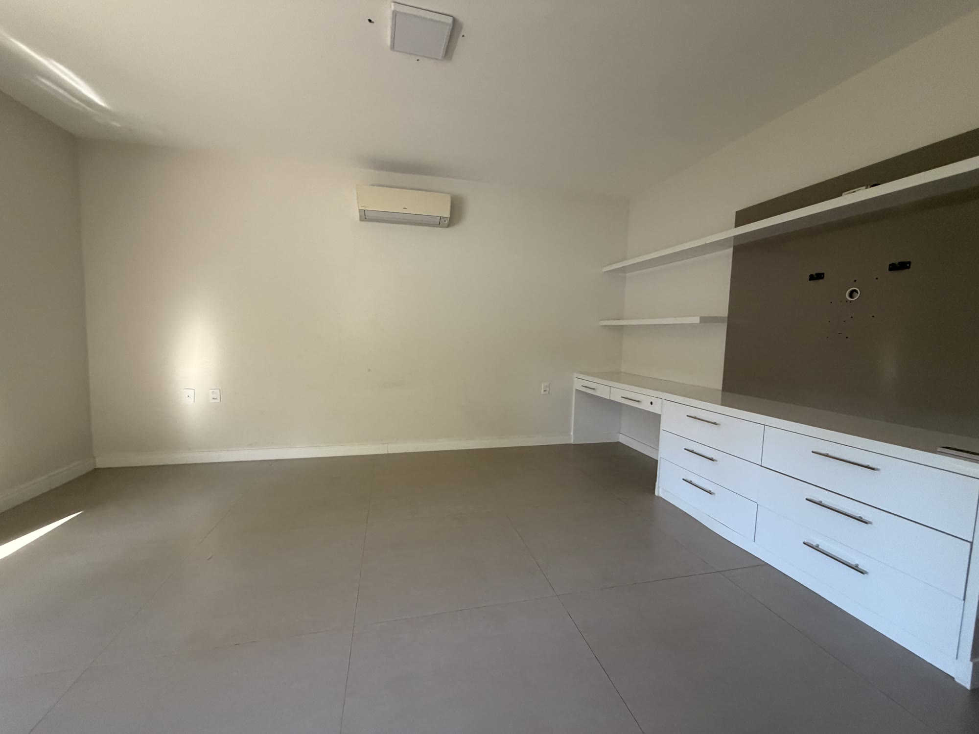 Casa de Alto Padrão — Condomínio Chácaras Santa Maria — 2.500 m² · 5 Suítes · Piscina Aquecida