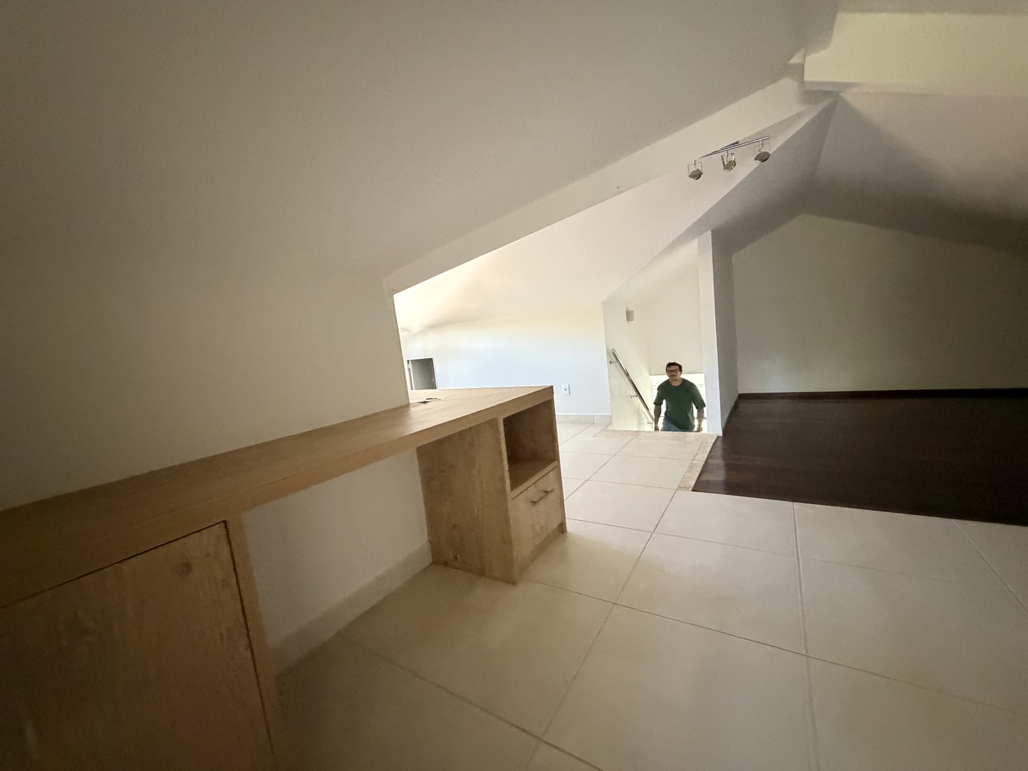 Casa de Alto Padrão — Condomínio Chácaras Santa Maria — 2.500 m² · 5 Suítes · Piscina Aquecida