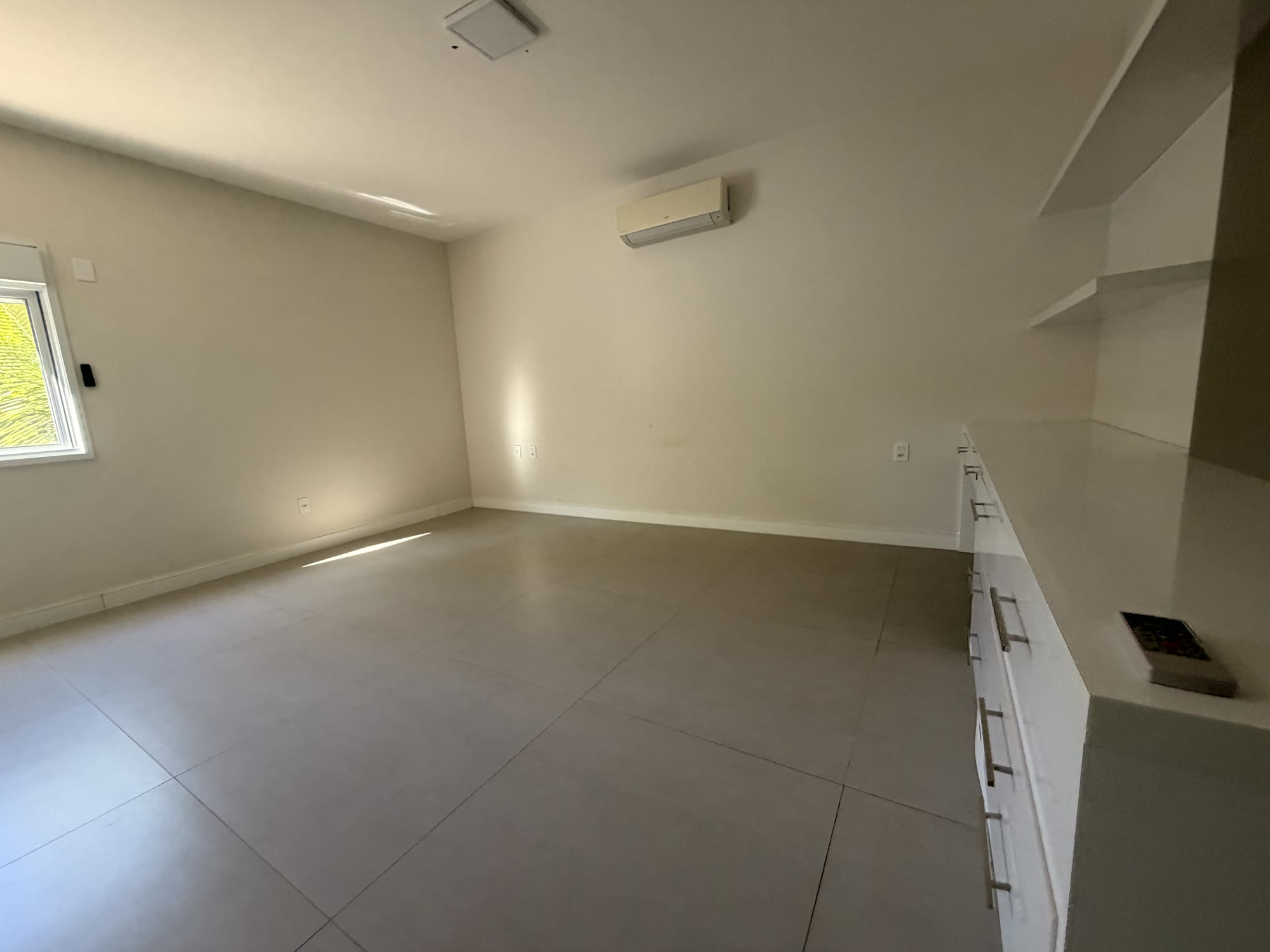 Casa de Alto Padrão — Condomínio Chácaras Santa Maria — 2.500 m² · 5 Suítes · Piscina Aquecida