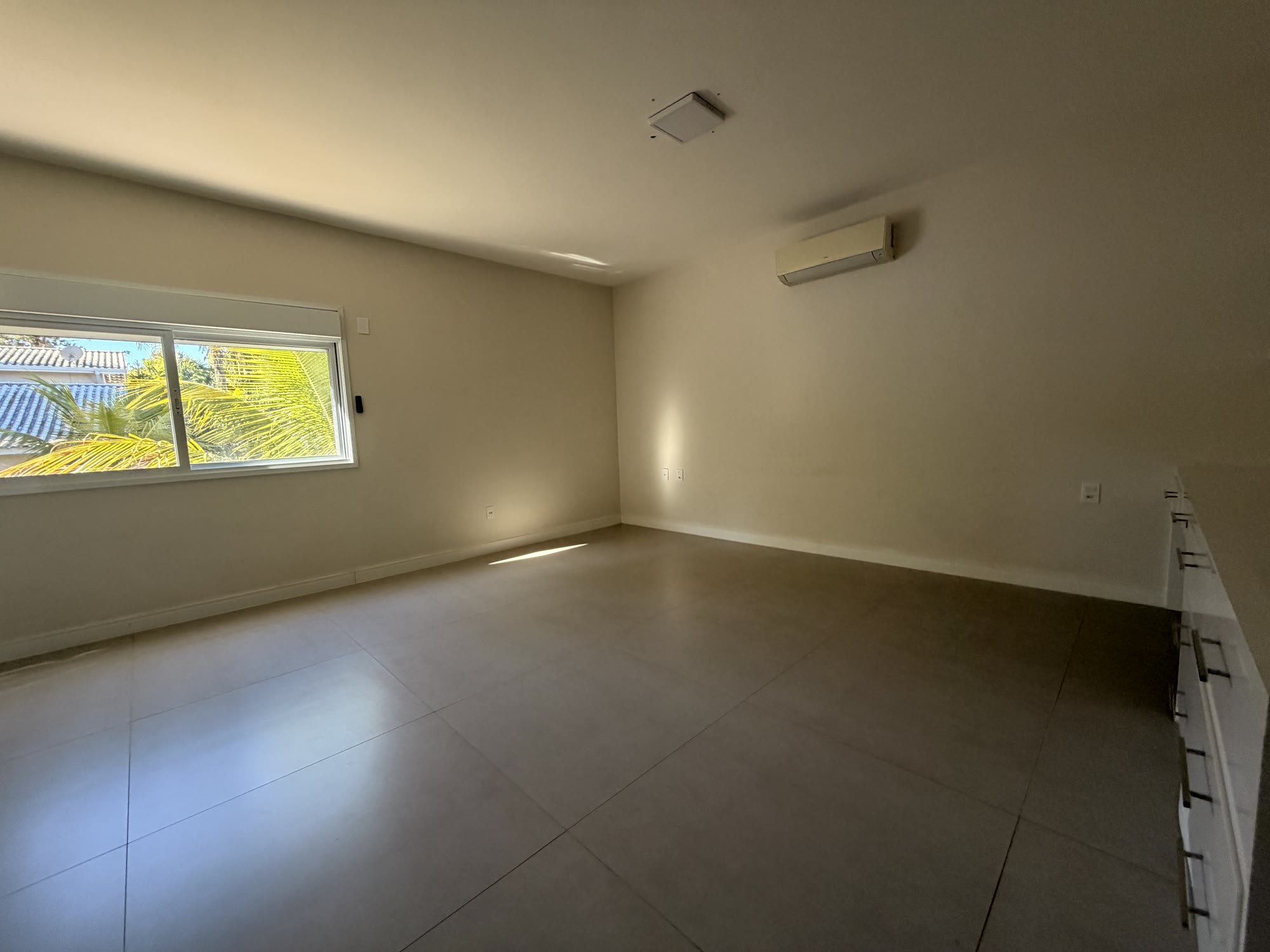 Casa de Alto Padrão — Condomínio Chácaras Santa Maria — 2.500 m² · 5 Suítes · Piscina Aquecida