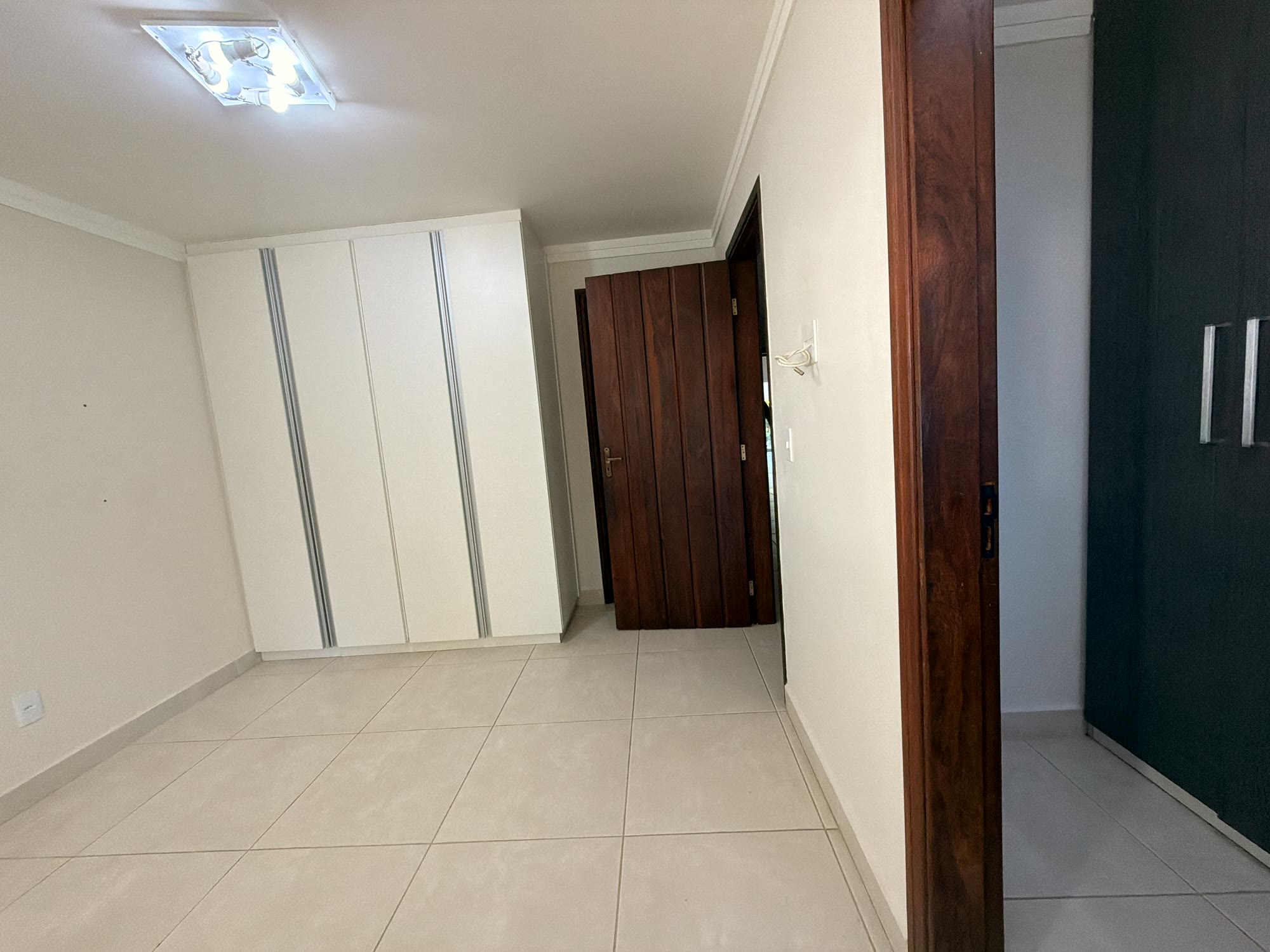 Casa de Alto Padrão — Condomínio Chácaras Santa Maria — 2.500 m² · 5 Suítes · Piscina Aquecida