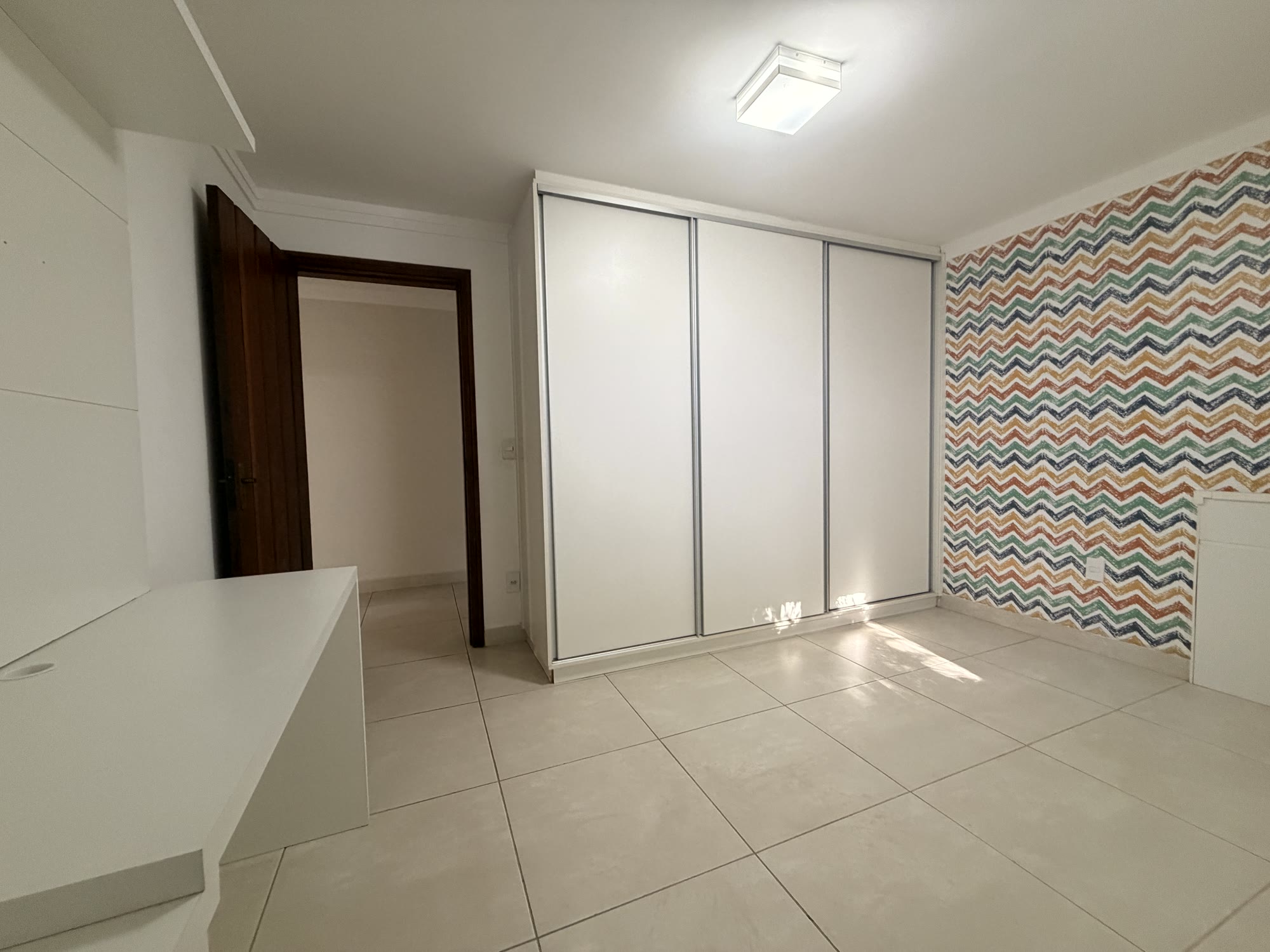 Casa de Alto Padrão — Condomínio Chácaras Santa Maria — 2.500 m² · 5 Suítes · Piscina Aquecida