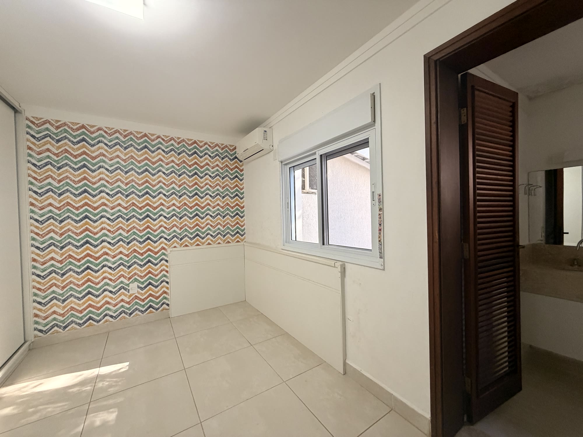 Casa de Alto Padrão — Condomínio Chácaras Santa Maria — 2.500 m² · 5 Suítes · Piscina Aquecida