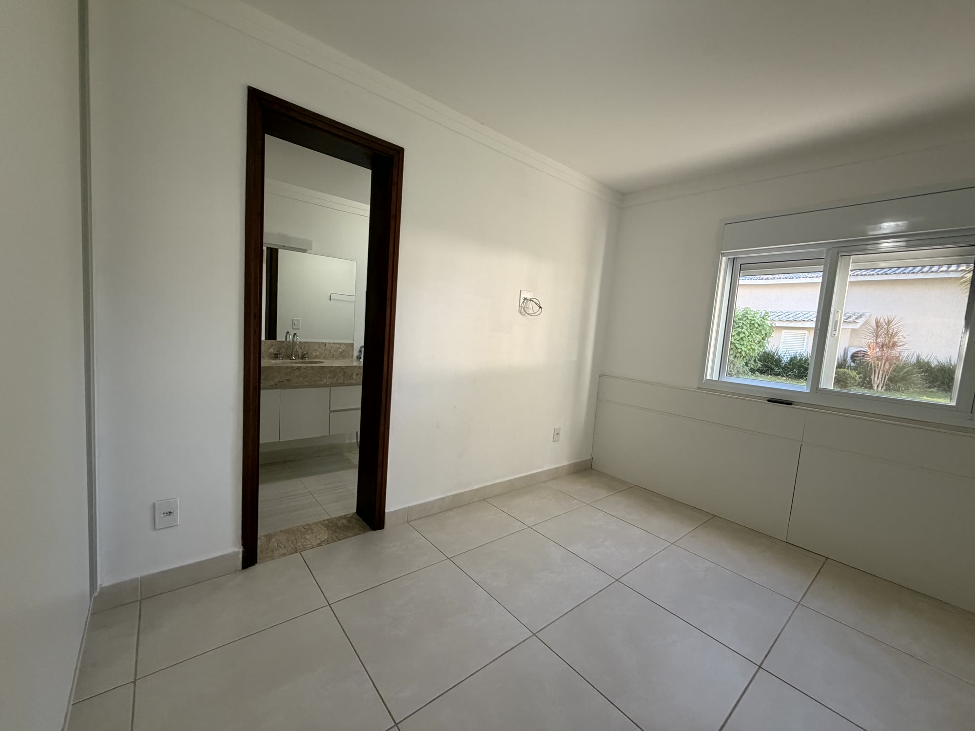 Casa de Alto Padrão — Condomínio Chácaras Santa Maria — 2.500 m² · 5 Suítes · Piscina Aquecida