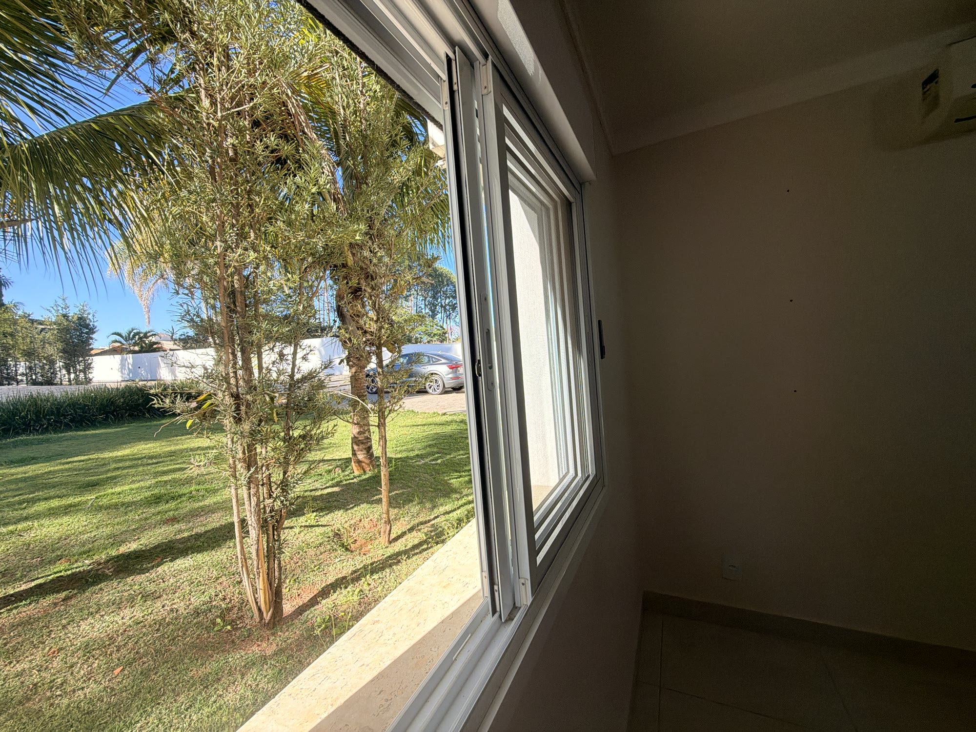 Casa de Alto Padrão — Condomínio Chácaras Santa Maria — 2.500 m² · 5 Suítes · Piscina Aquecida