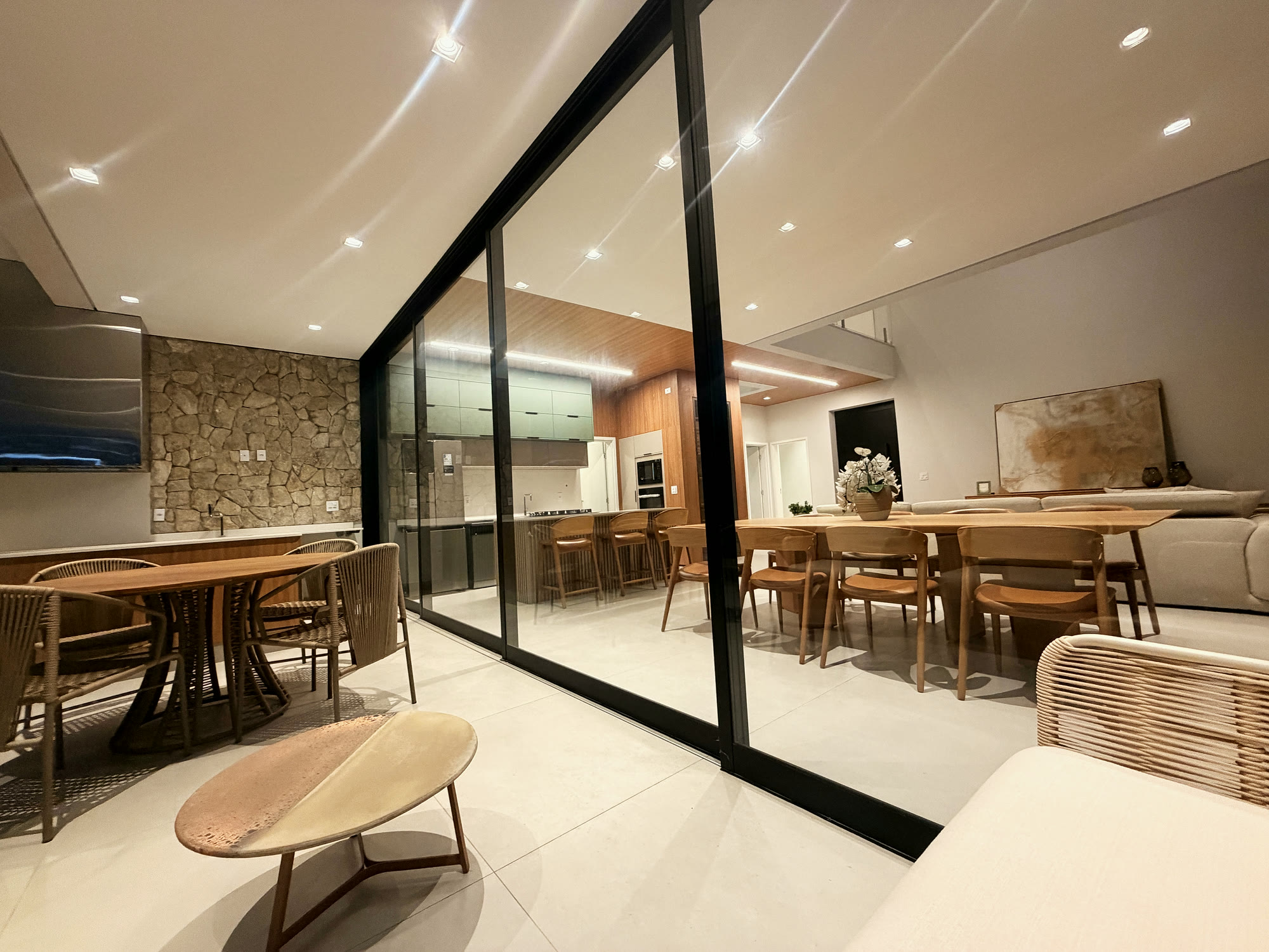 Casa de Alto Padrão — Alphaville Nova Esplanada 4 — 4 Suítes · Piscina de Borda Infinita