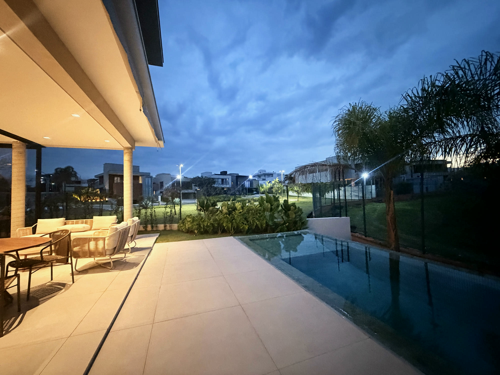 Casa de Alto Padrão — Alphaville Nova Esplanada 4 — 4 Suítes · Piscina de Borda Infinita