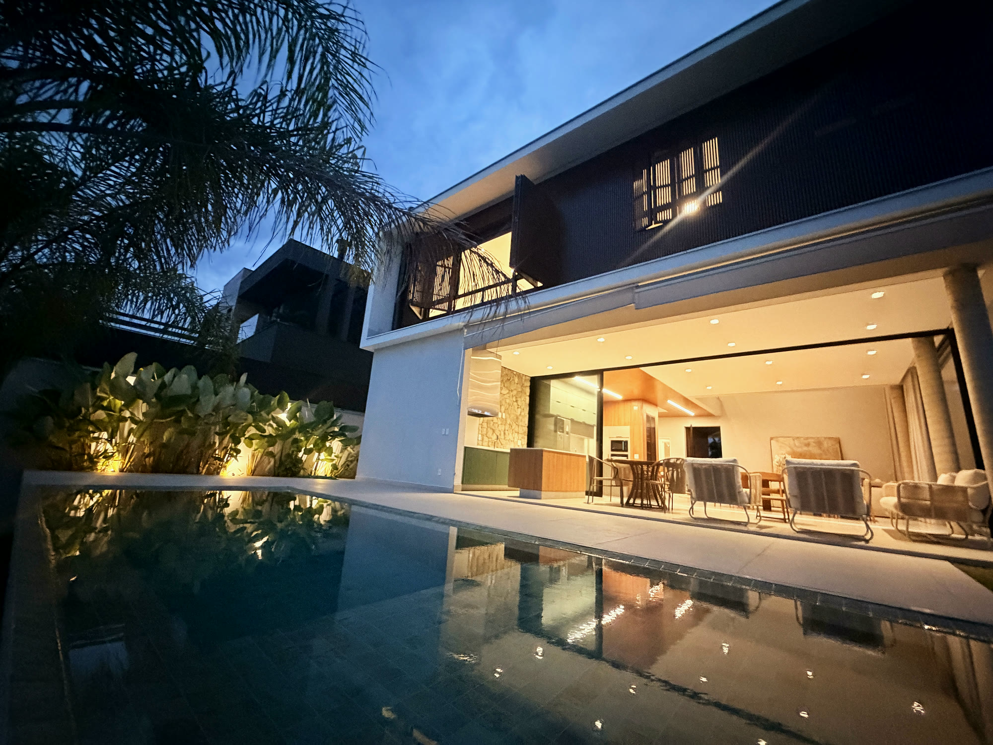 Casa de Alto Padrão — Alphaville Nova Esplanada 4 — 4 Suítes · Piscina de Borda Infinita