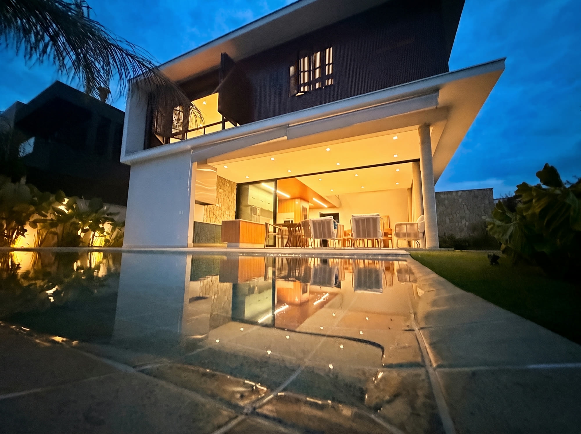 Casa de Alto Padrão — Alphaville Nova Esplanada 4 — 4 Suítes · Piscina de Borda Infinita