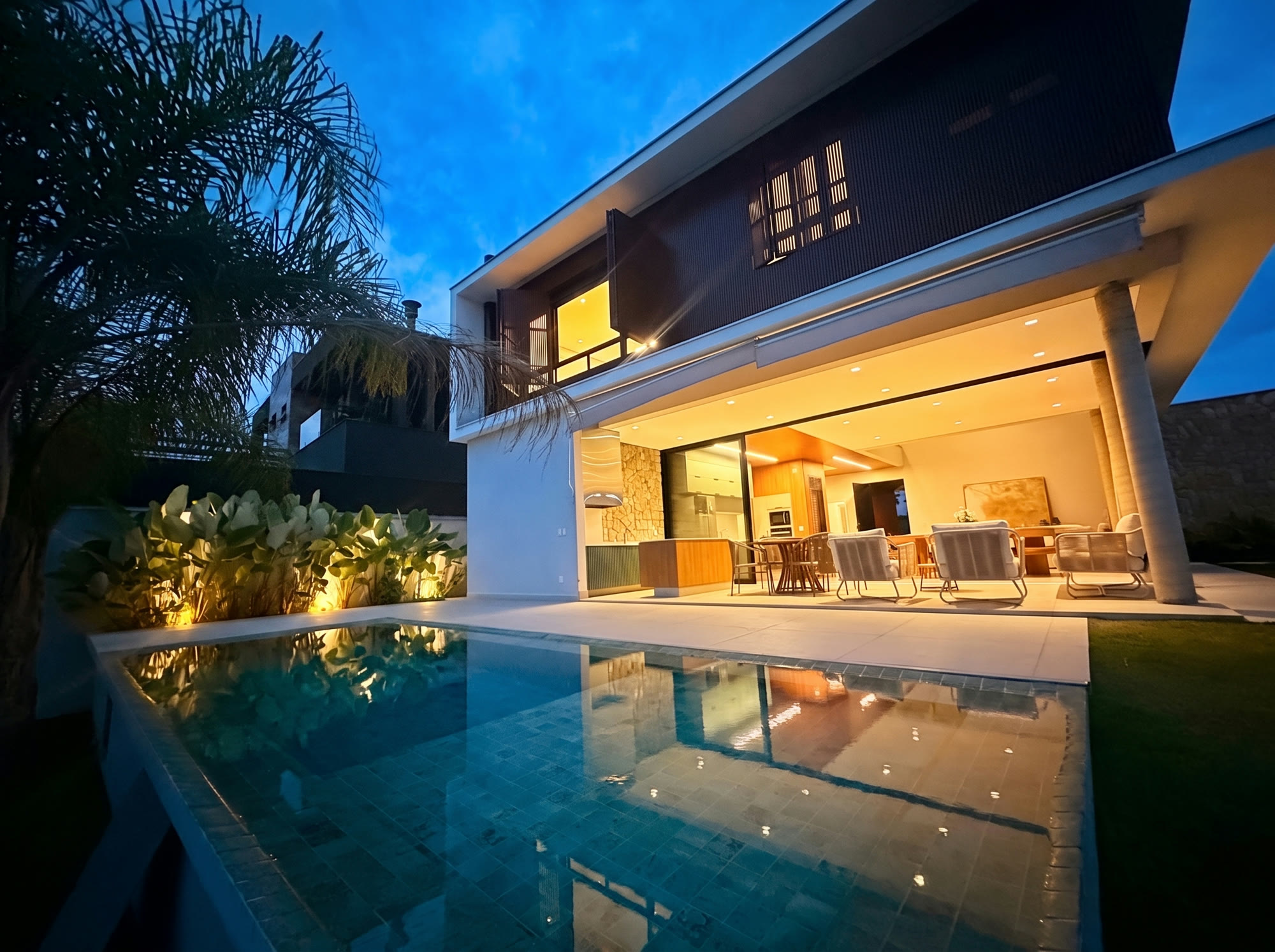 Casa de Alto Padrão — Alphaville Nova Esplanada 4 — 4 Suítes · Piscina de Borda Infinita