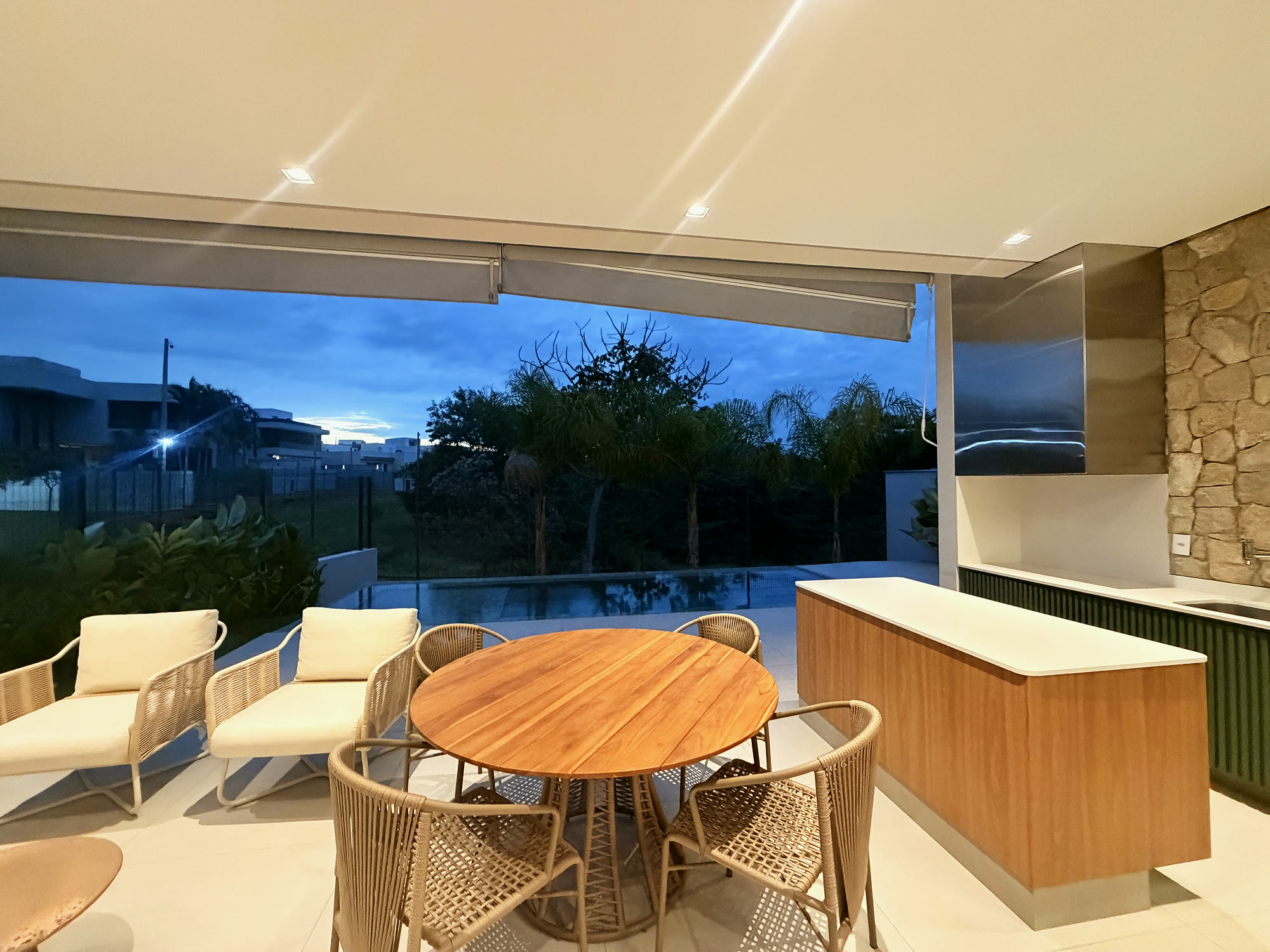 Casa de Alto Padrão — Alphaville Nova Esplanada 4 — 4 Suítes · Piscina de Borda Infinita