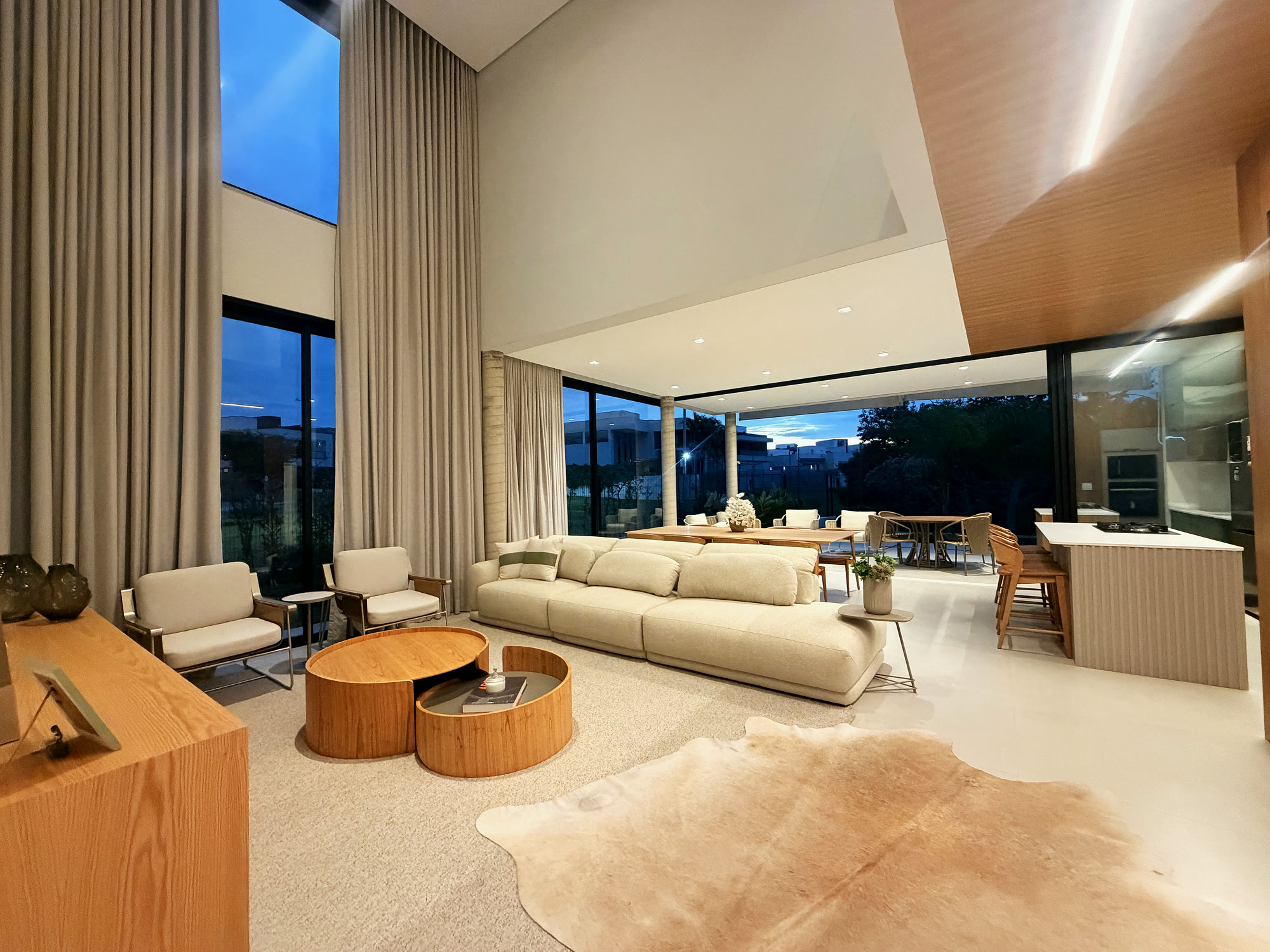 Casa de Alto Padrão — Alphaville Nova Esplanada 4 — 4 Suítes · Piscina de Borda Infinita