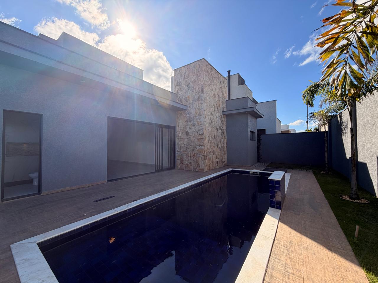 Casa de Luxo em Alphaville Nova Esplanada com Piscina Aquecida e Automação Inteligente