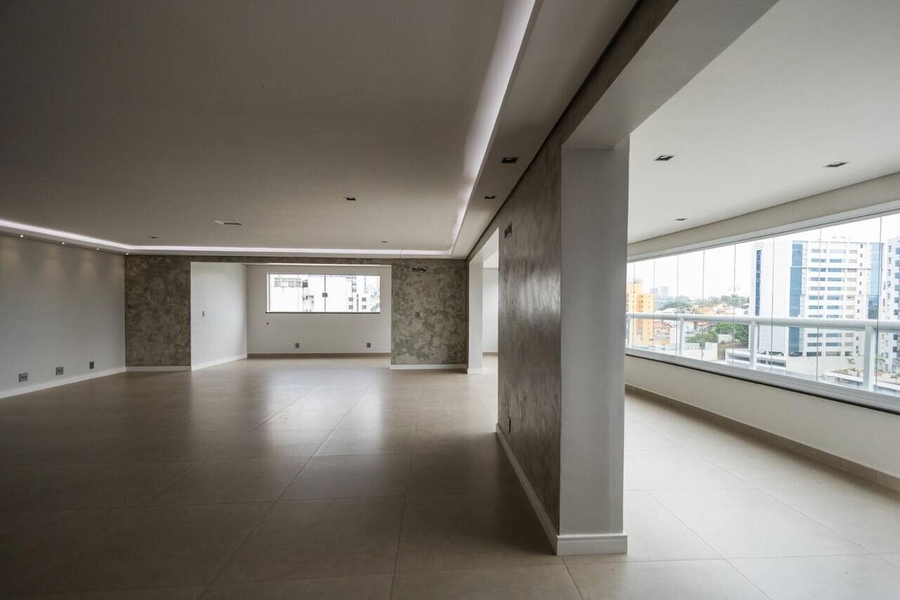 Trezentos e quarenta metros em andar alto, no Edifício Luxor