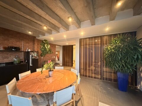 Casa Contemporânea com Rooftop no Condomínio Bougainville